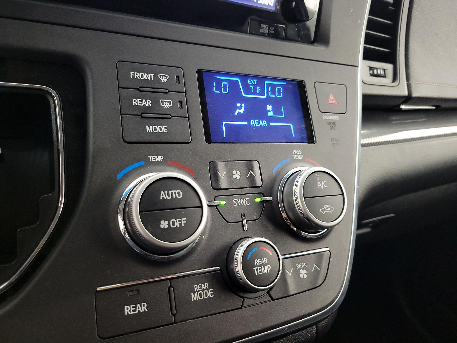 Thumbnail: 2015 Toyota Sienna - 17