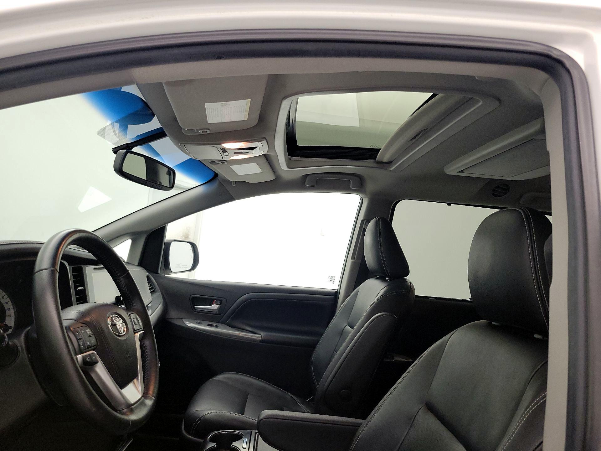 Thumbnail: 2015 Toyota Sienna - 20