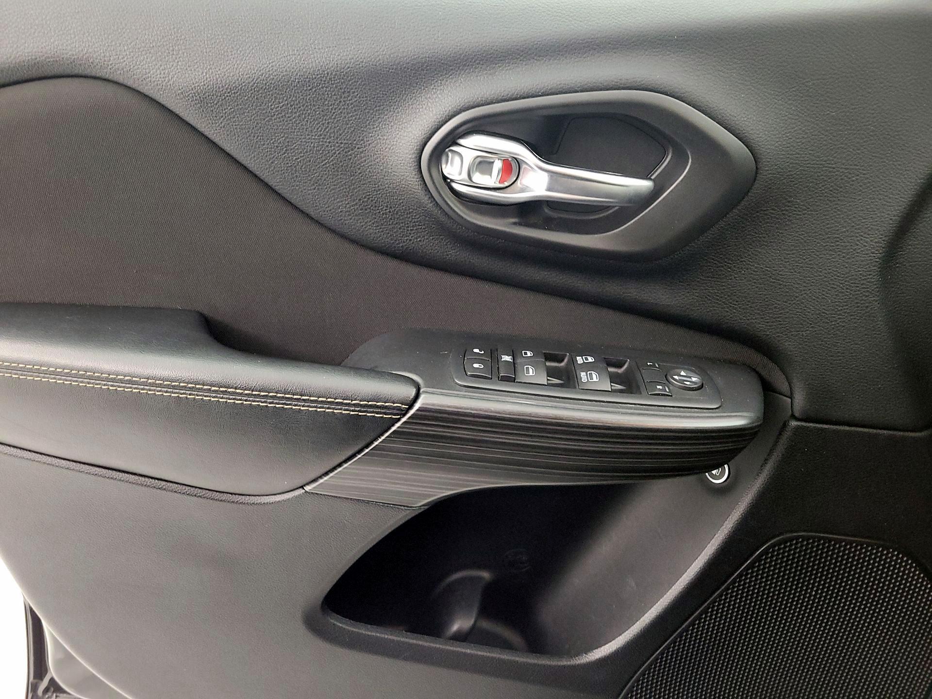 Thumbnail: 2017 Jeep Cherokee - 12