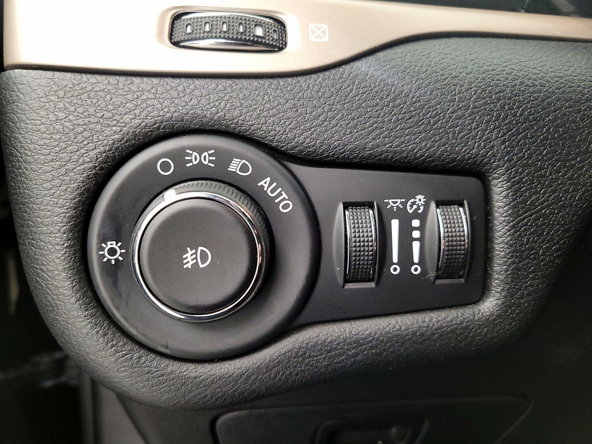 Thumbnail: 2017 Jeep Cherokee - 13