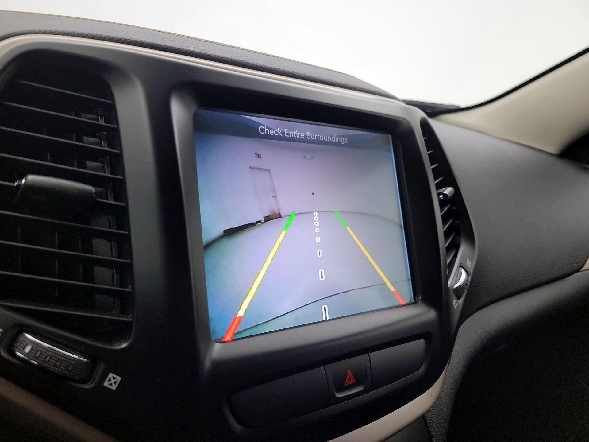 Thumbnail: 2017 Jeep Cherokee - 14