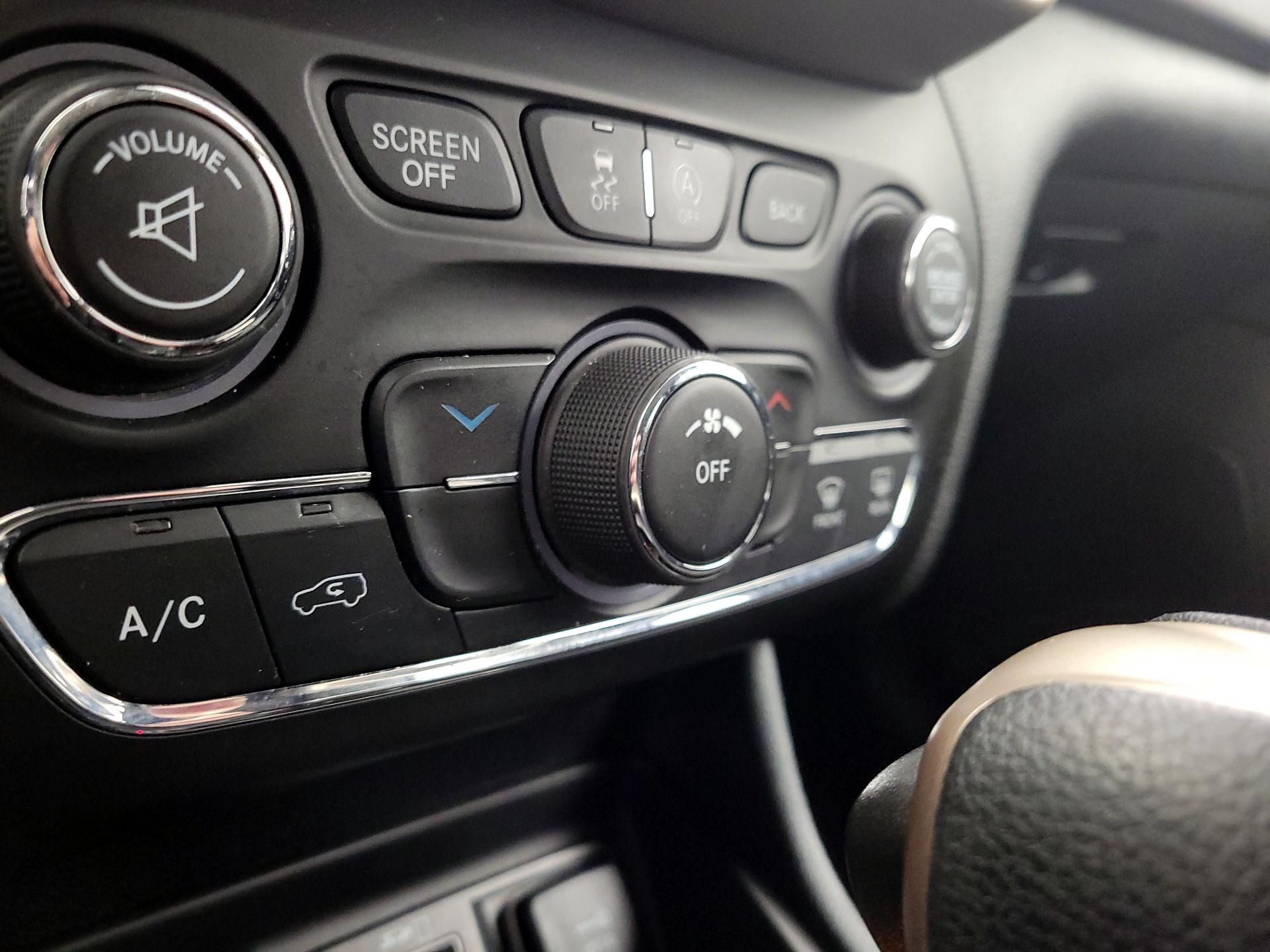 Thumbnail: 2017 Jeep Cherokee - 16