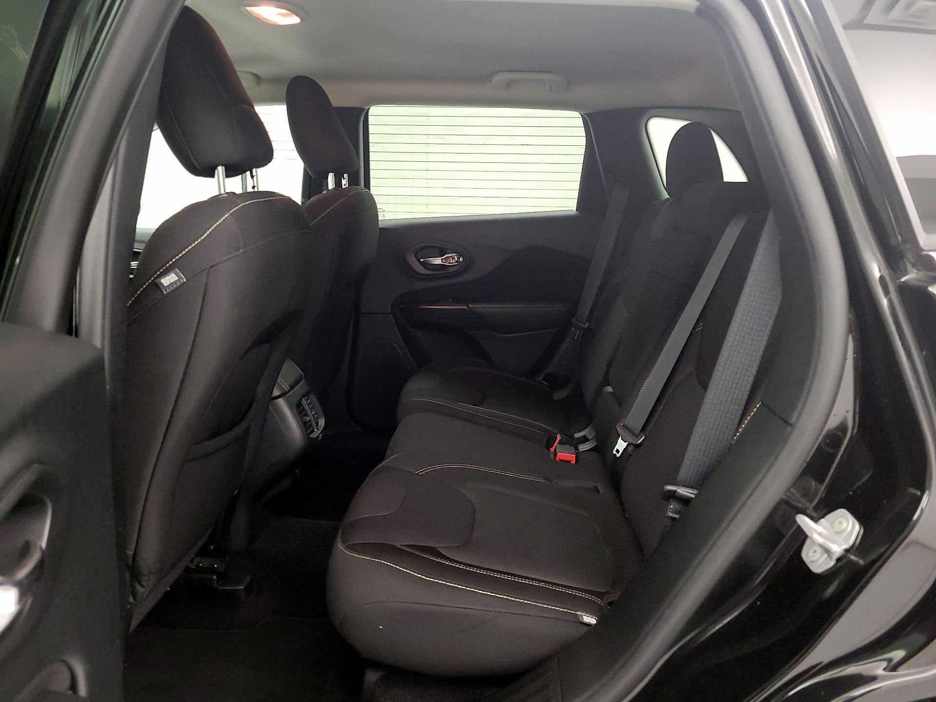 Thumbnail: 2017 Jeep Cherokee - 19