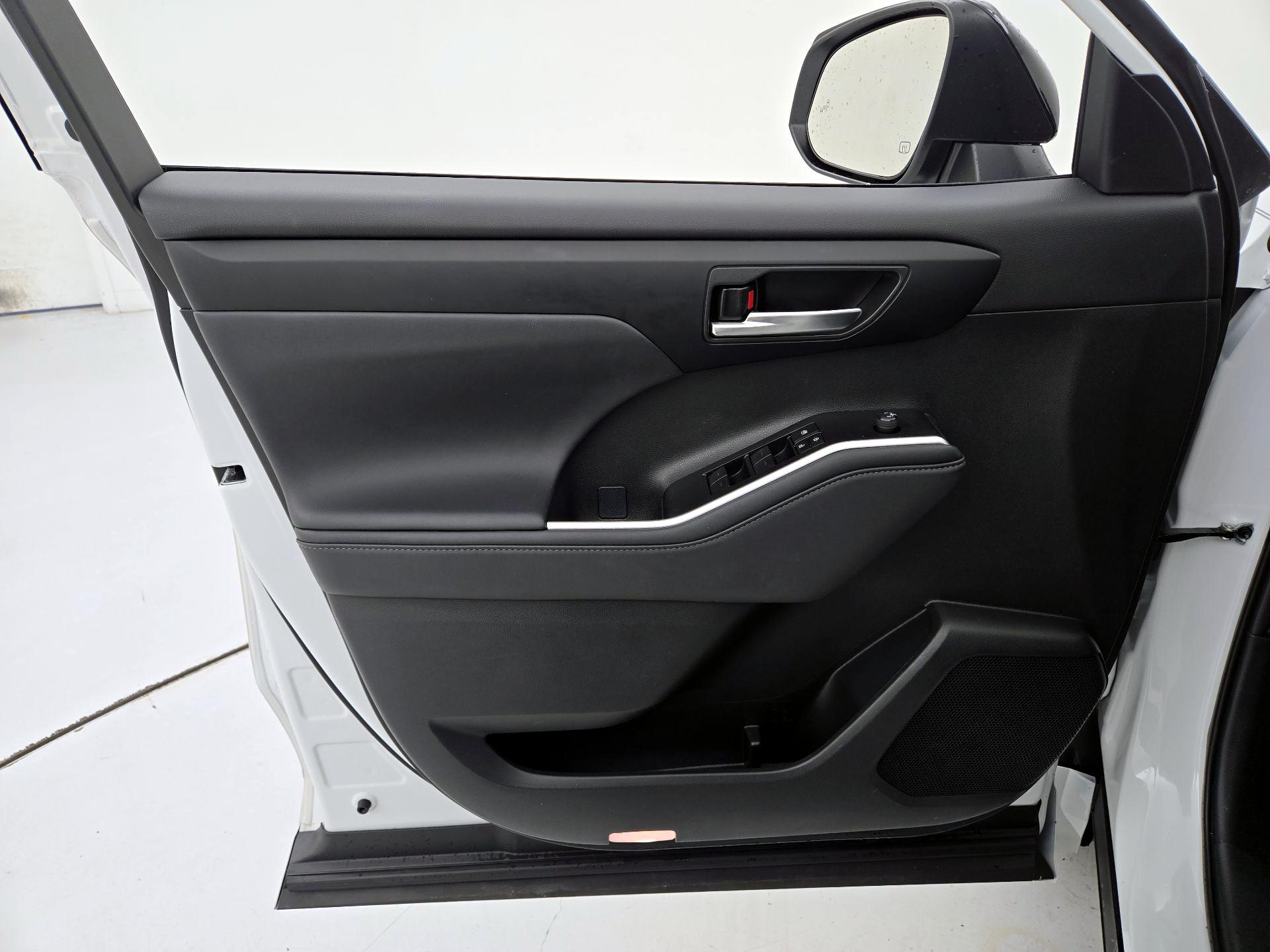 Thumbnail: 2024 Toyota Highlander - 12