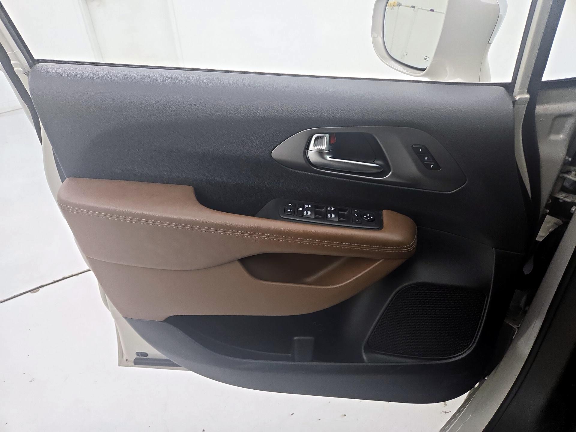 Thumbnail: 2019 Chrysler Pacifica - 12