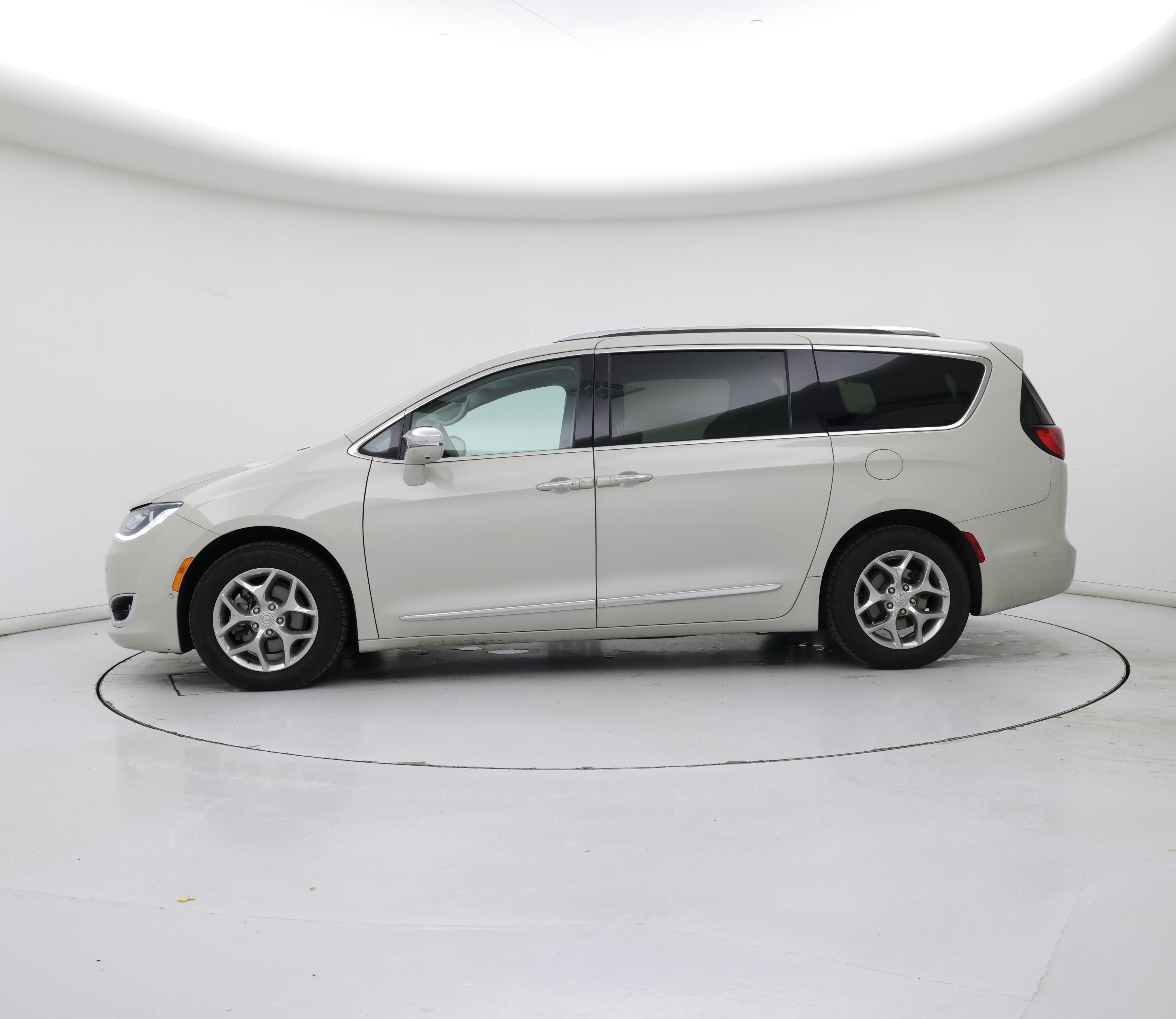 Thumbnail: 2019 Chrysler Pacifica - 3