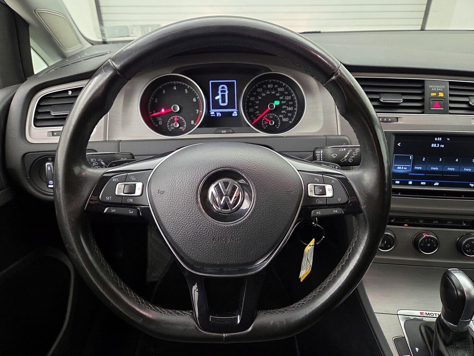 Thumbnail: 2017 Volkswagen Golf - 10