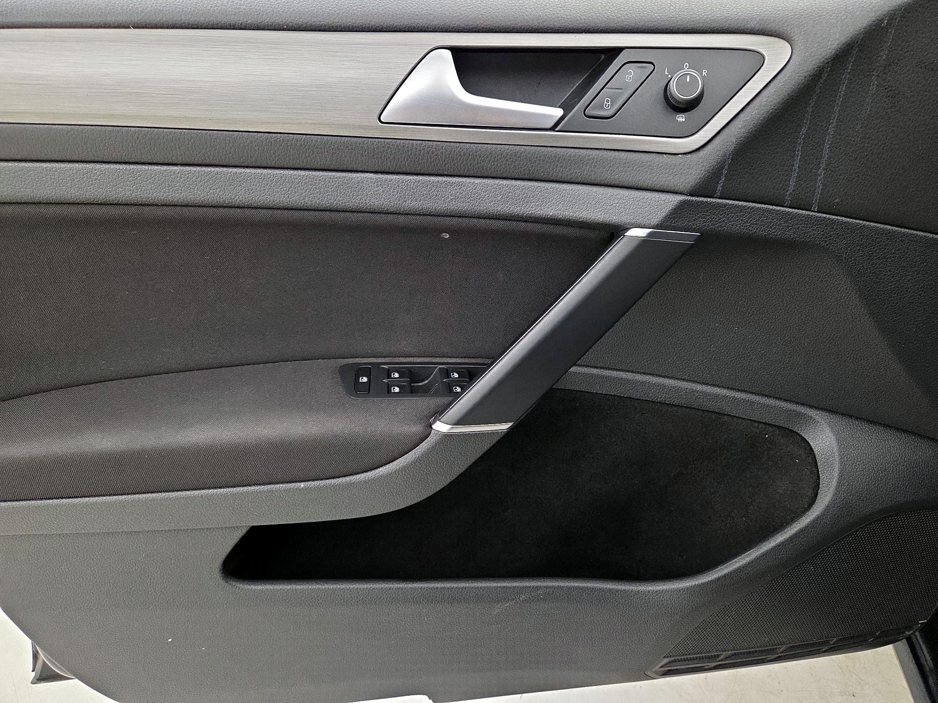 Thumbnail: 2017 Volkswagen Golf - 12