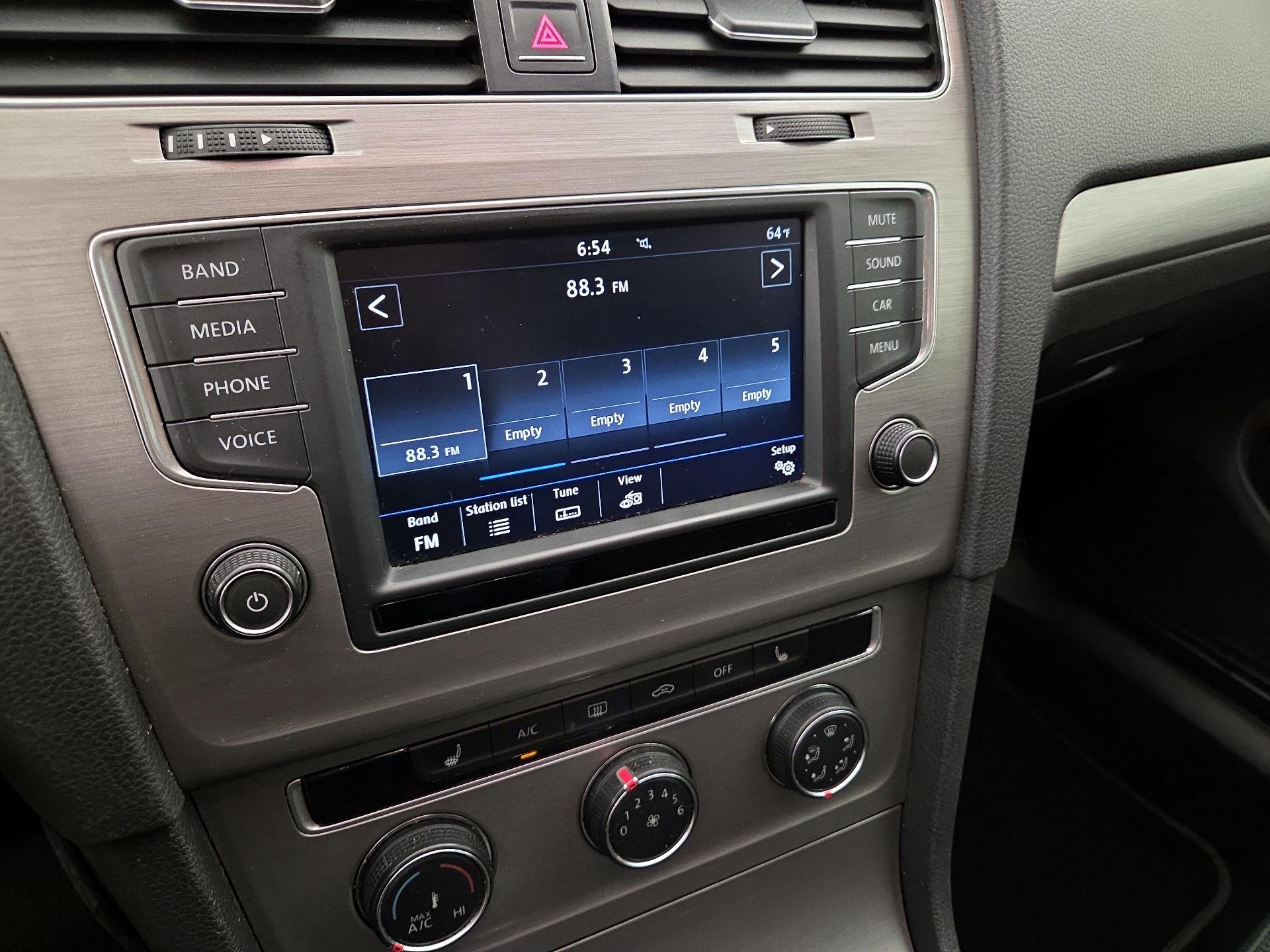 Thumbnail: 2017 Volkswagen Golf - 15