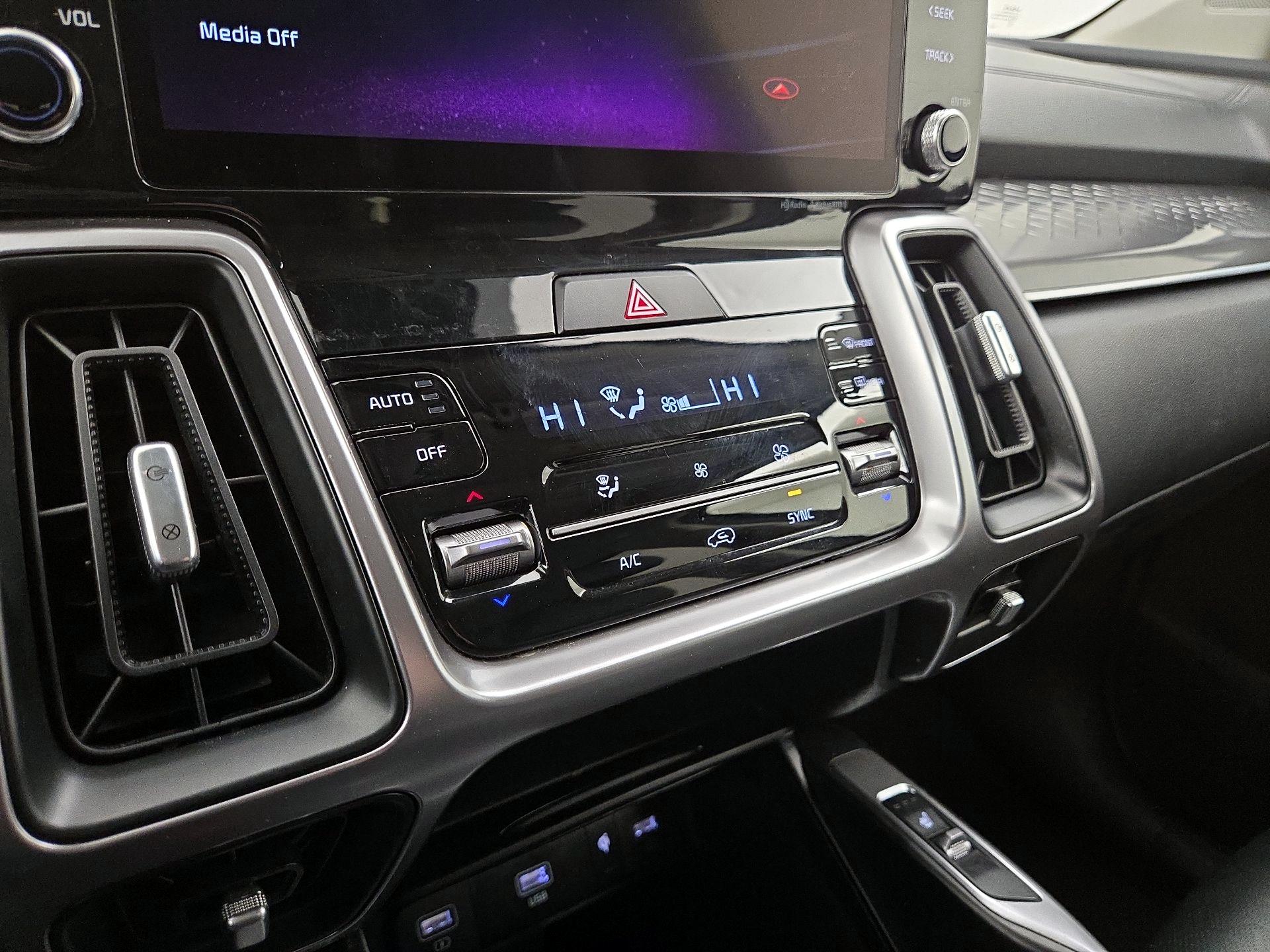 Thumbnail: 2023 Kia Sorento - 17