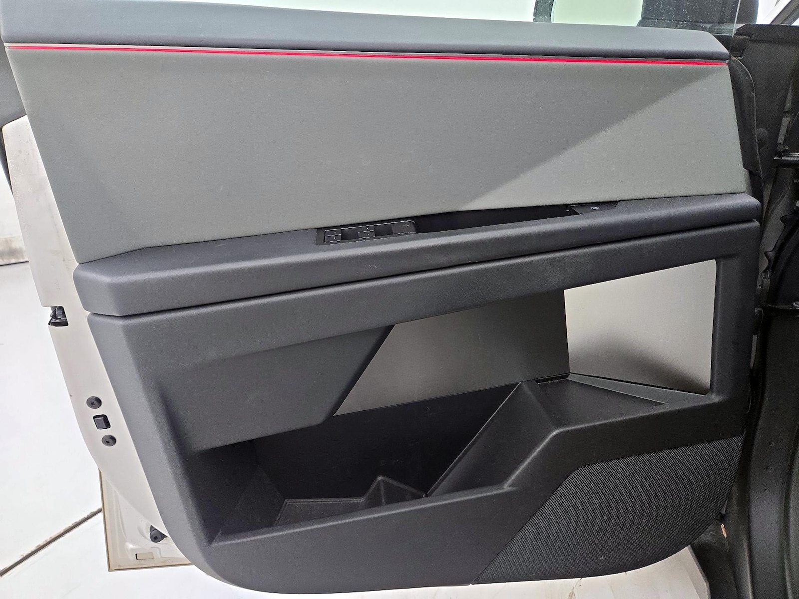 2024 Tesla Cybertruck Base - Photo 13
