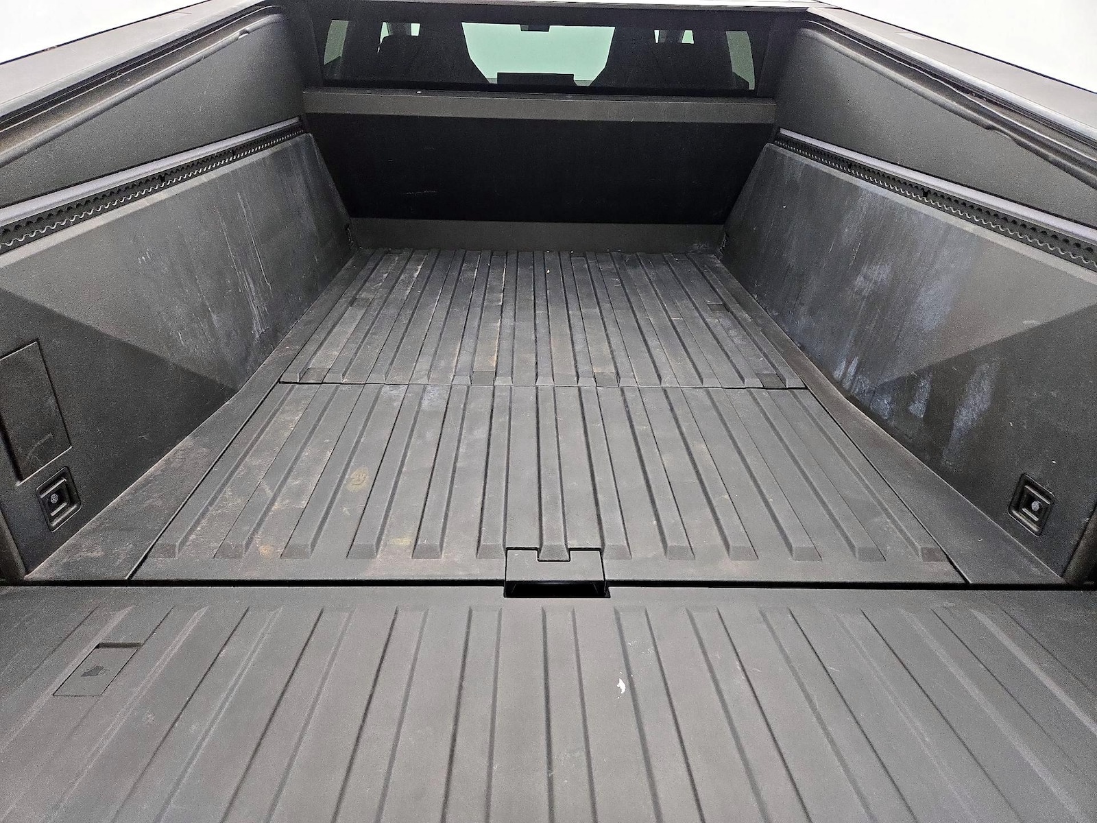 2024 Tesla Cybertruck Base - Photo 22