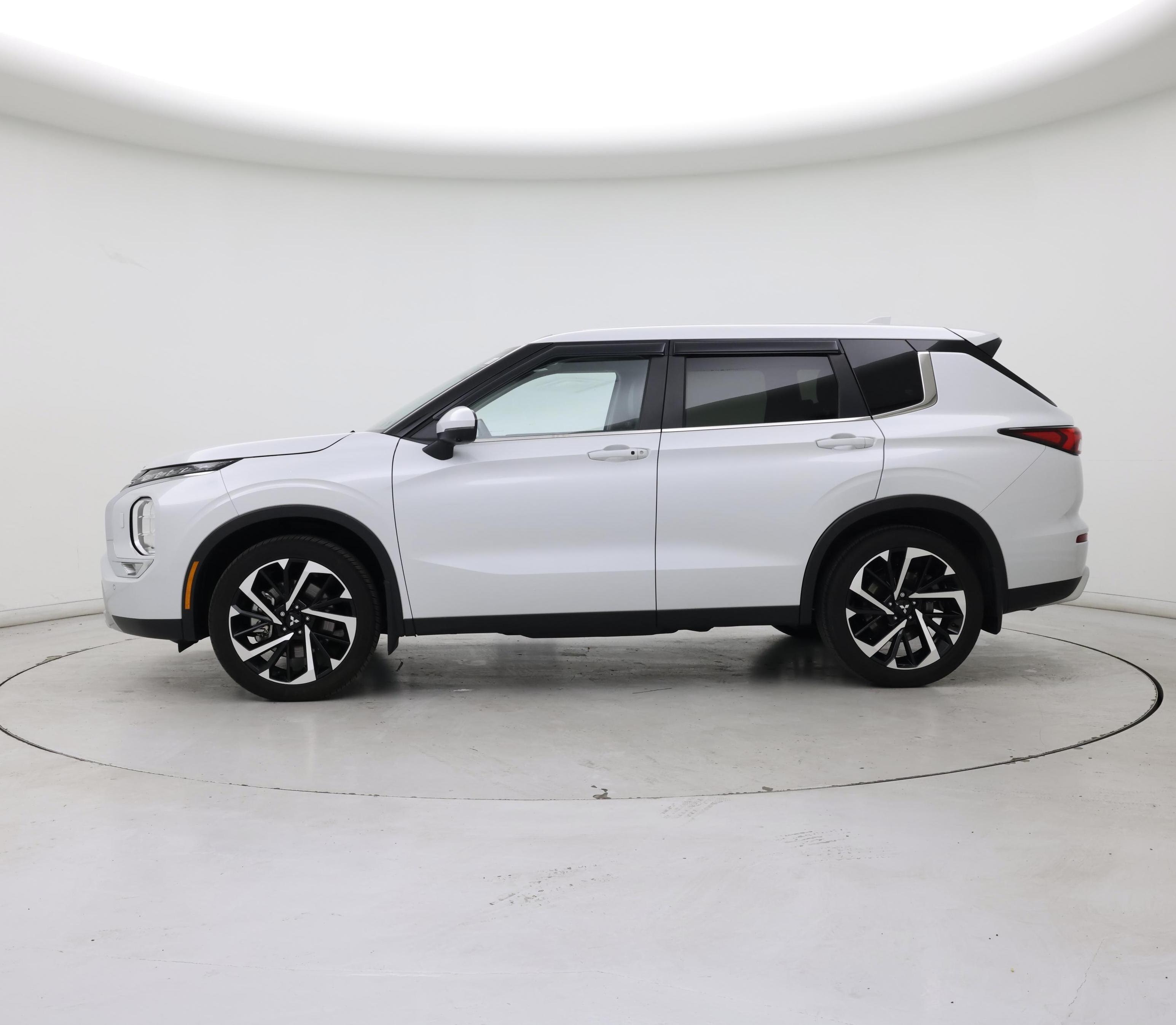 Thumbnail: 2024 Mitsubishi Outlander - 3