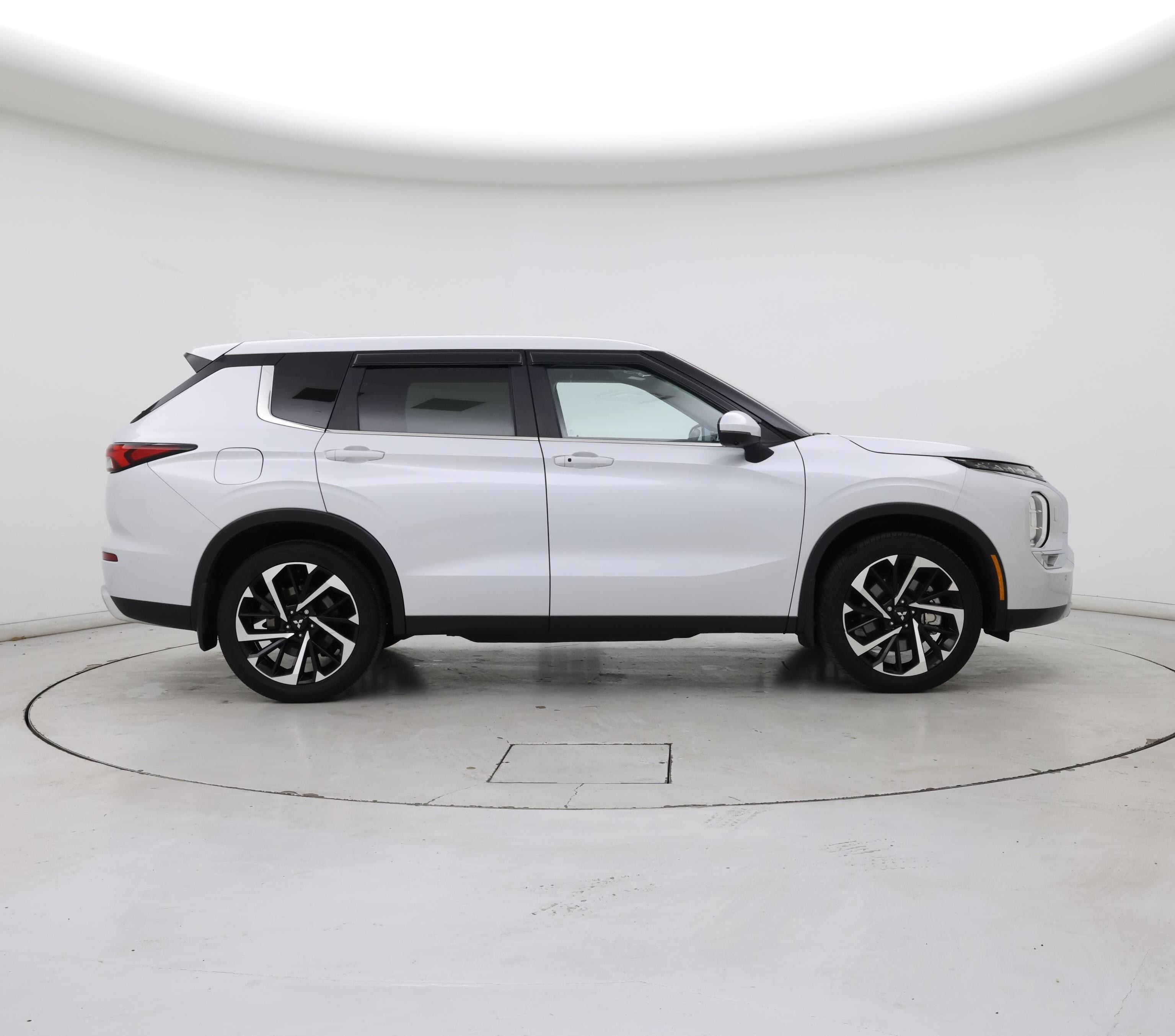 Thumbnail: 2024 Mitsubishi Outlander - 7