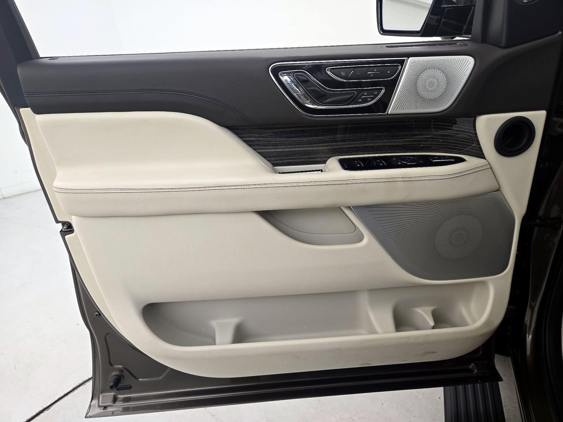 Thumbnail: 2020 Lincoln Navigator L - 12