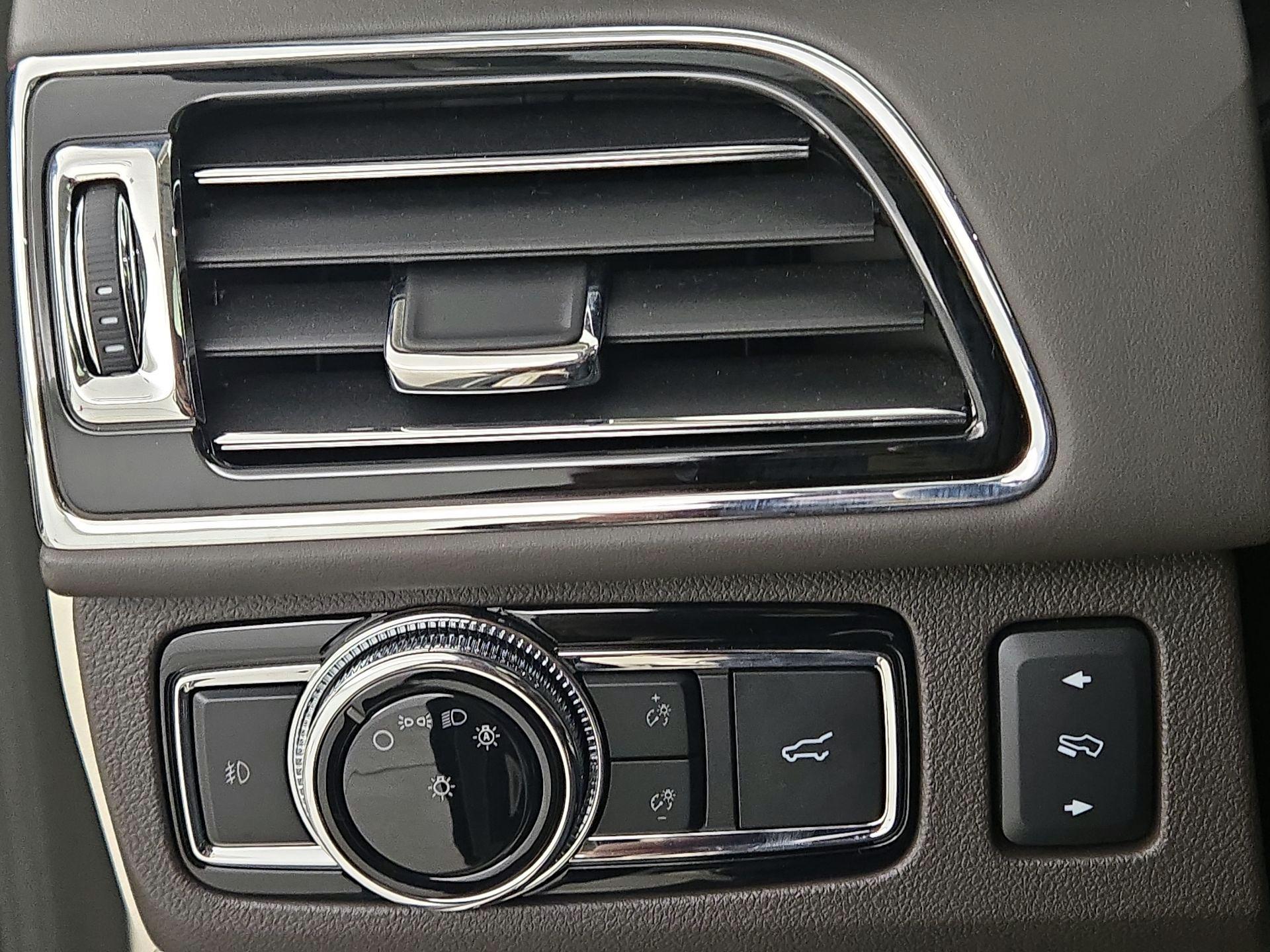 Thumbnail: 2020 Lincoln Navigator L - 13