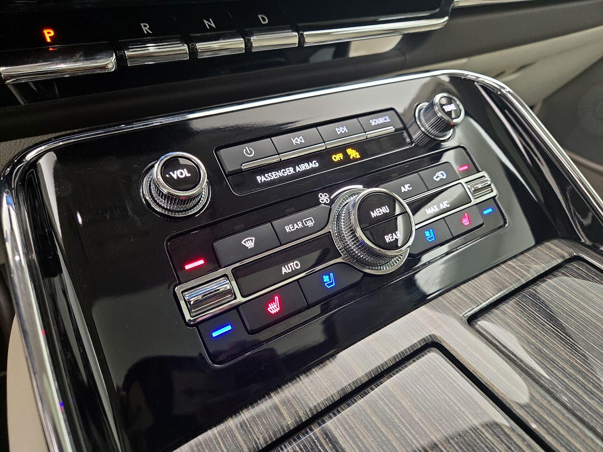 Thumbnail: 2020 Lincoln Navigator L - 16