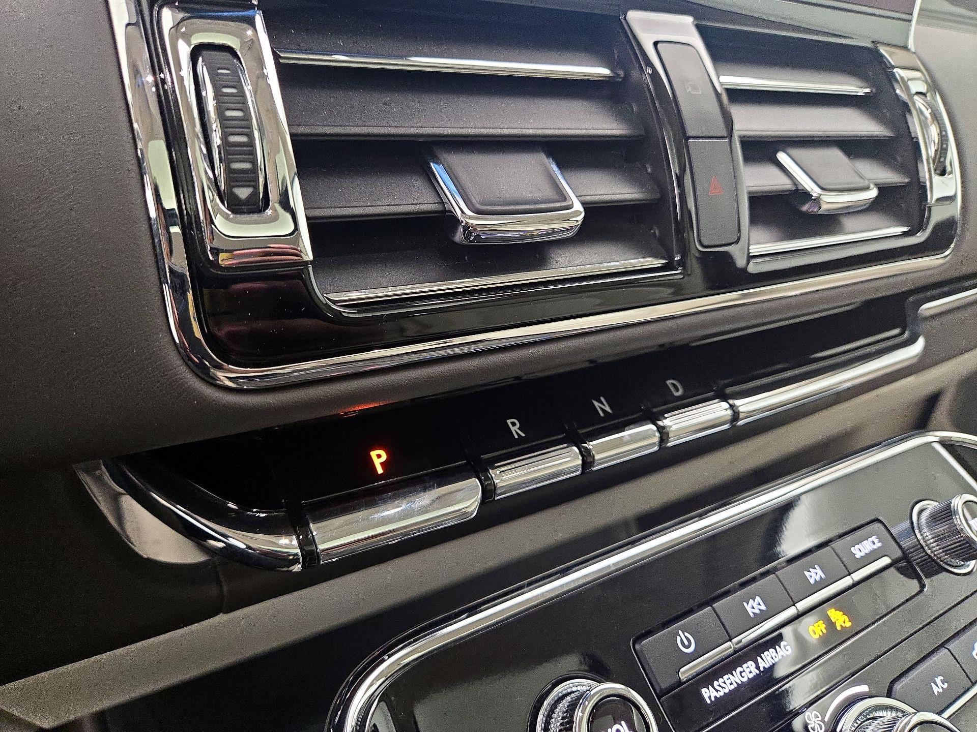 Thumbnail: 2020 Lincoln Navigator L - 17