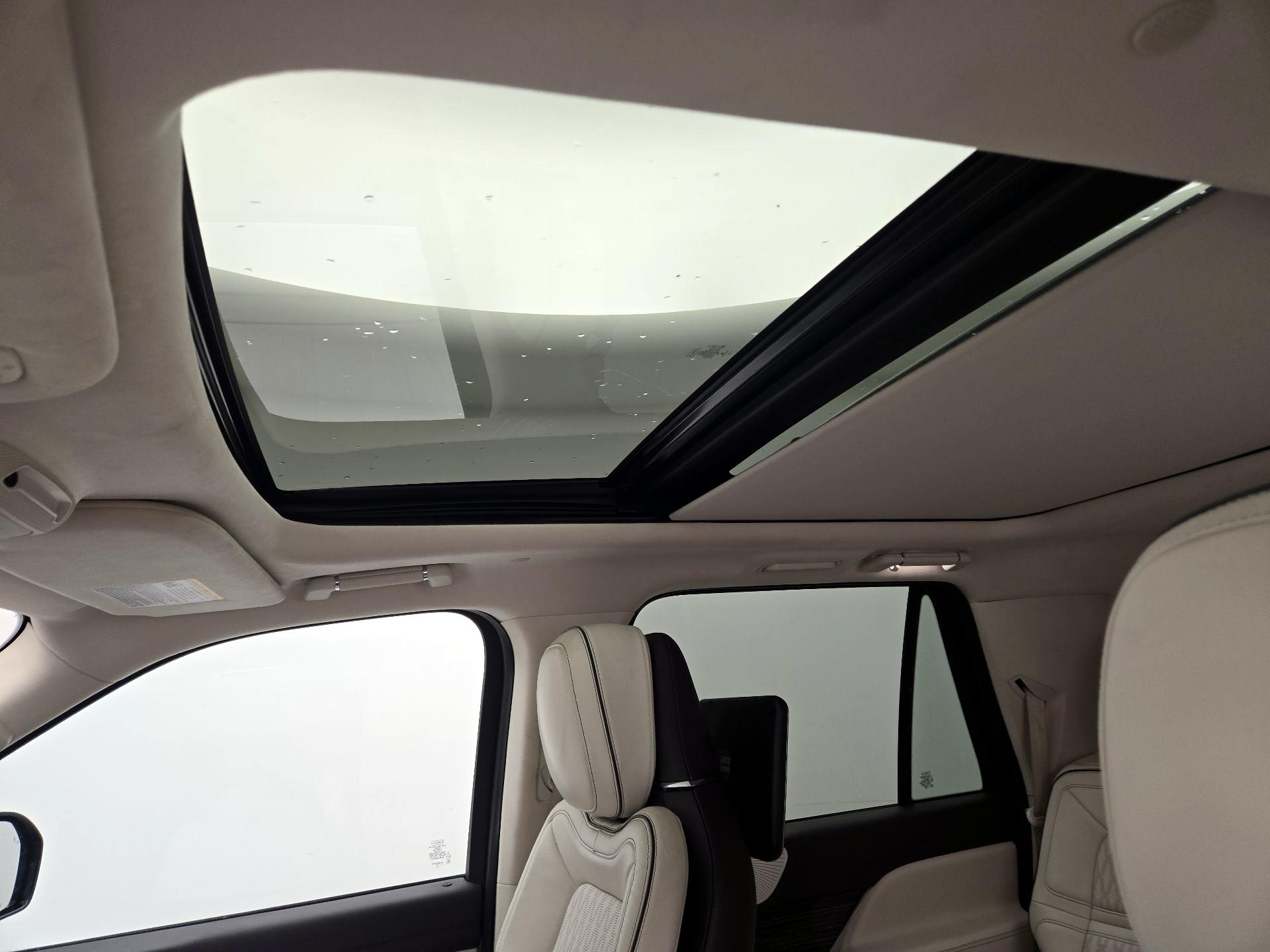 Thumbnail: 2020 Lincoln Navigator L - 19