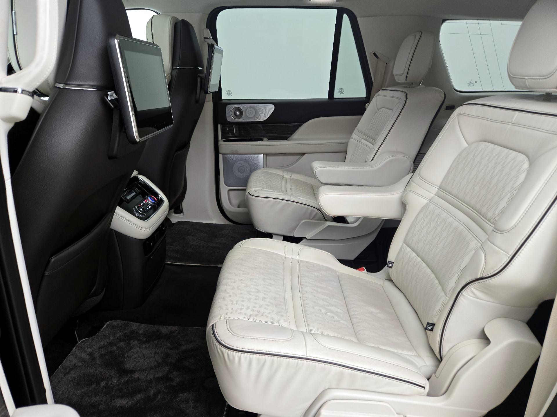 Thumbnail: 2020 Lincoln Navigator L - 20