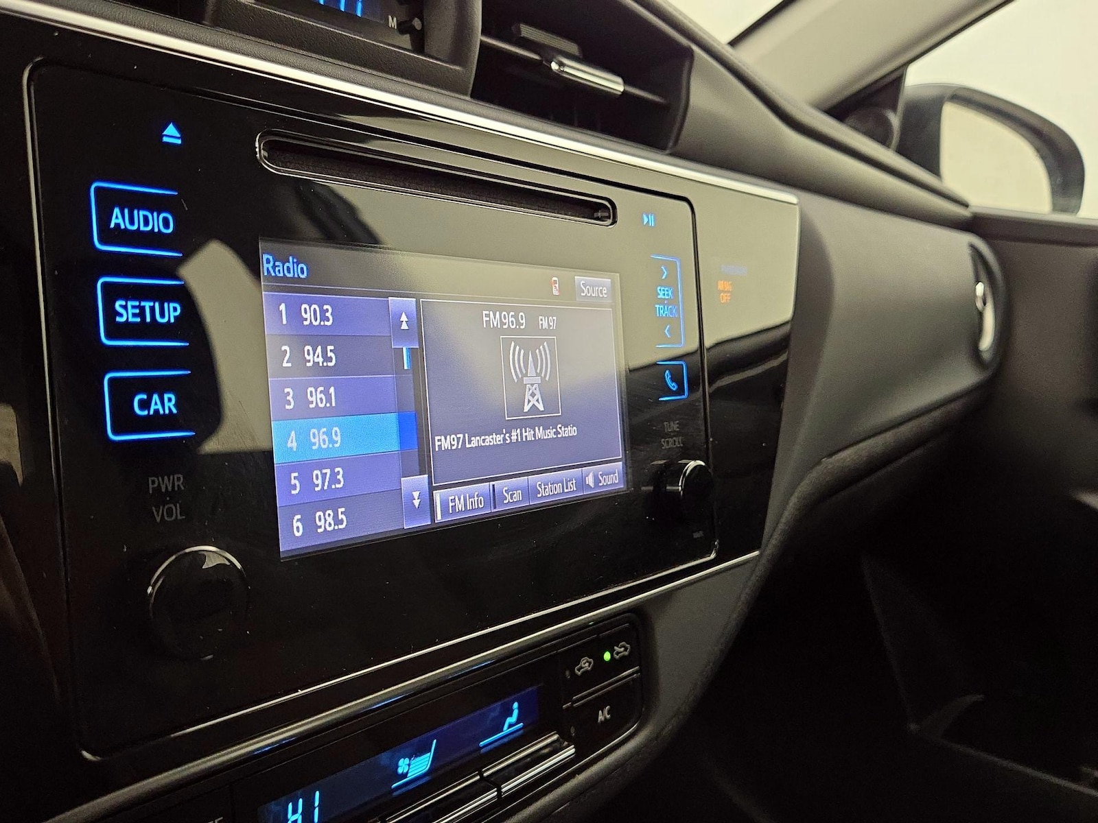 2018 Toyota Corolla LE - Photo 16