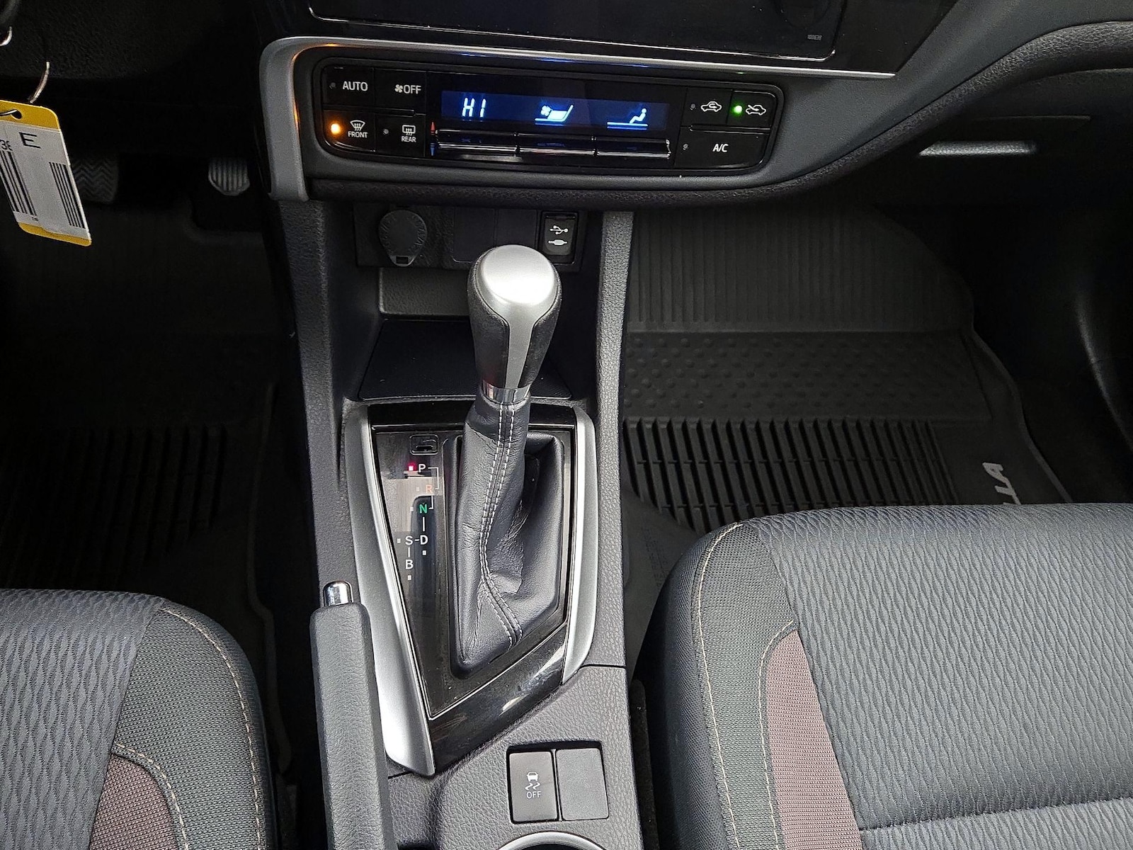 2018 Toyota Corolla LE - Photo 18