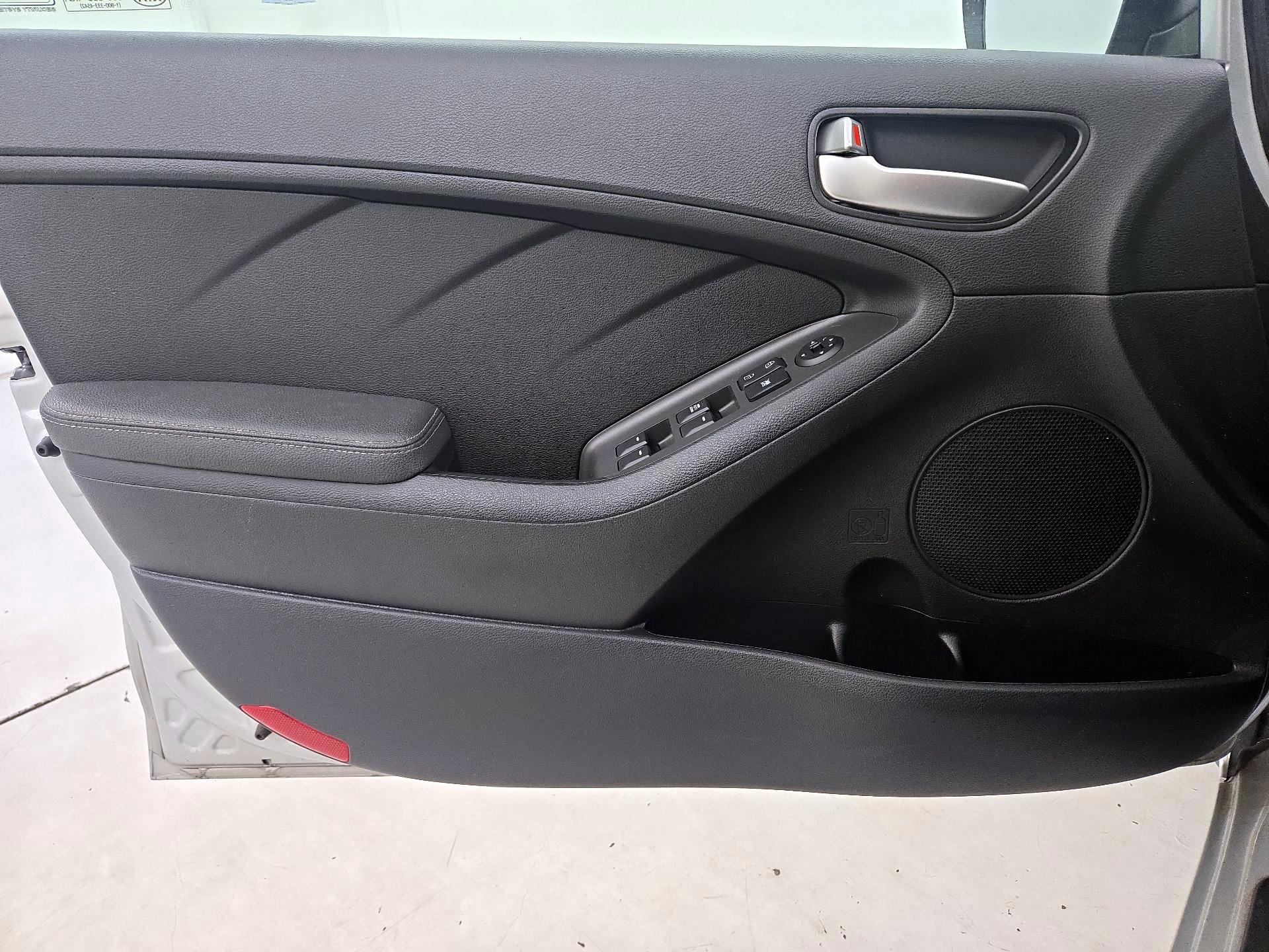 Thumbnail: 2017 Kia Forte - 12