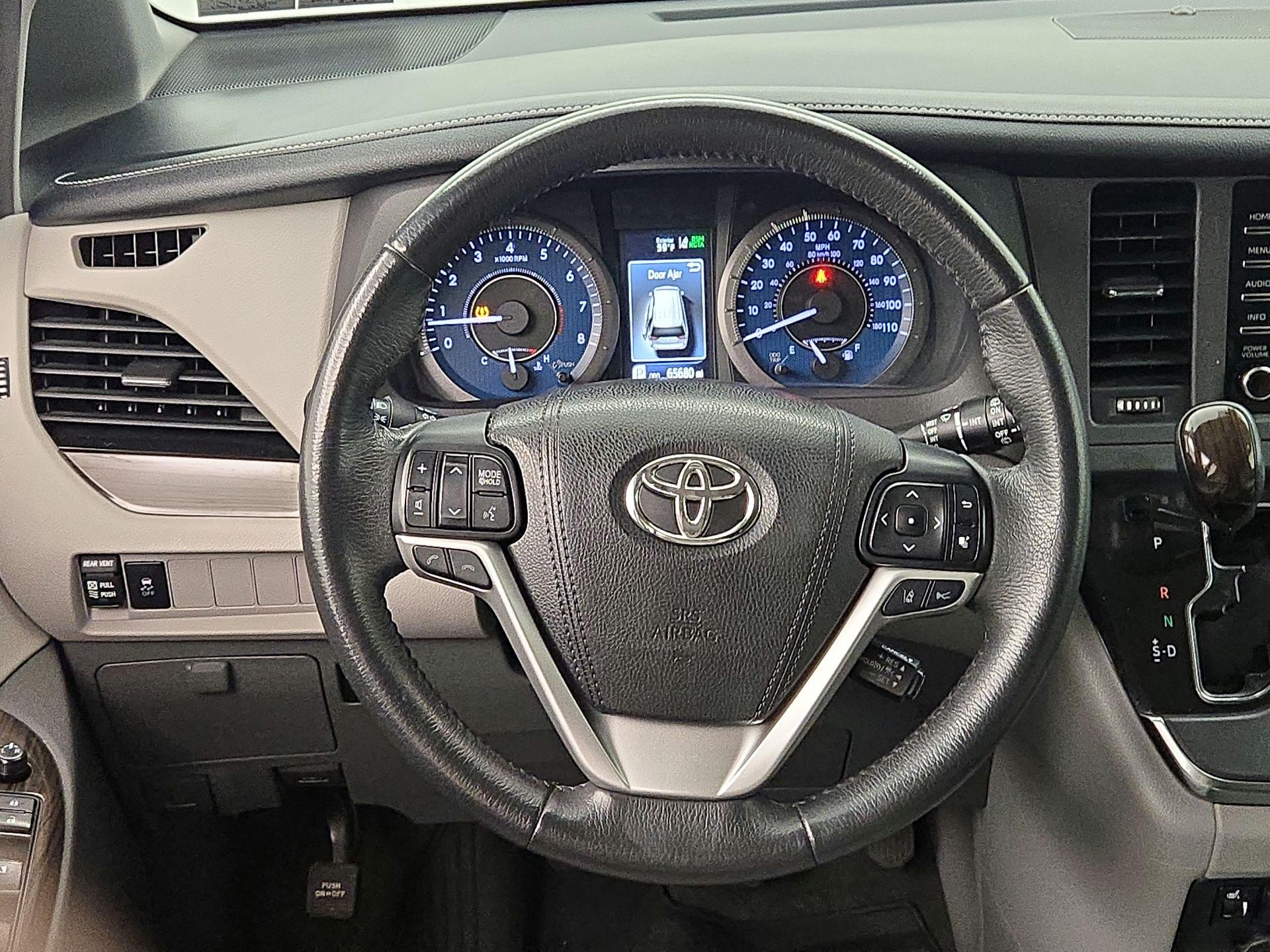 Thumbnail: 2018 Toyota Sienna - 10