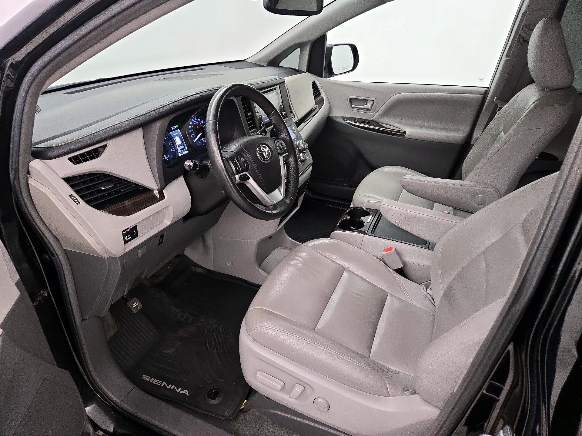 Thumbnail: 2018 Toyota Sienna - 11