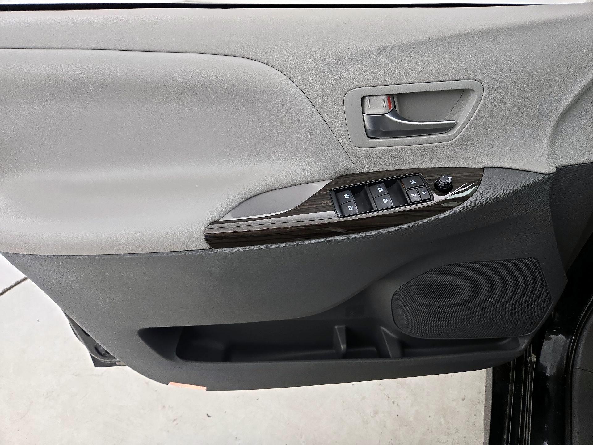 Thumbnail: 2018 Toyota Sienna - 12