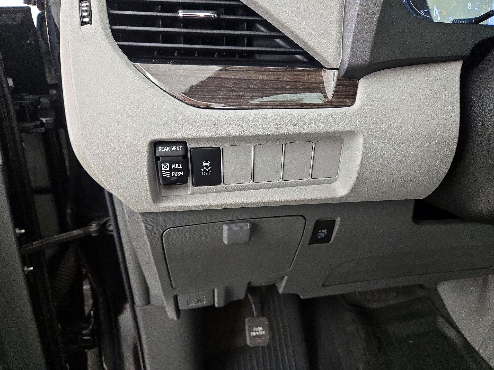 Thumbnail: 2018 Toyota Sienna - 13