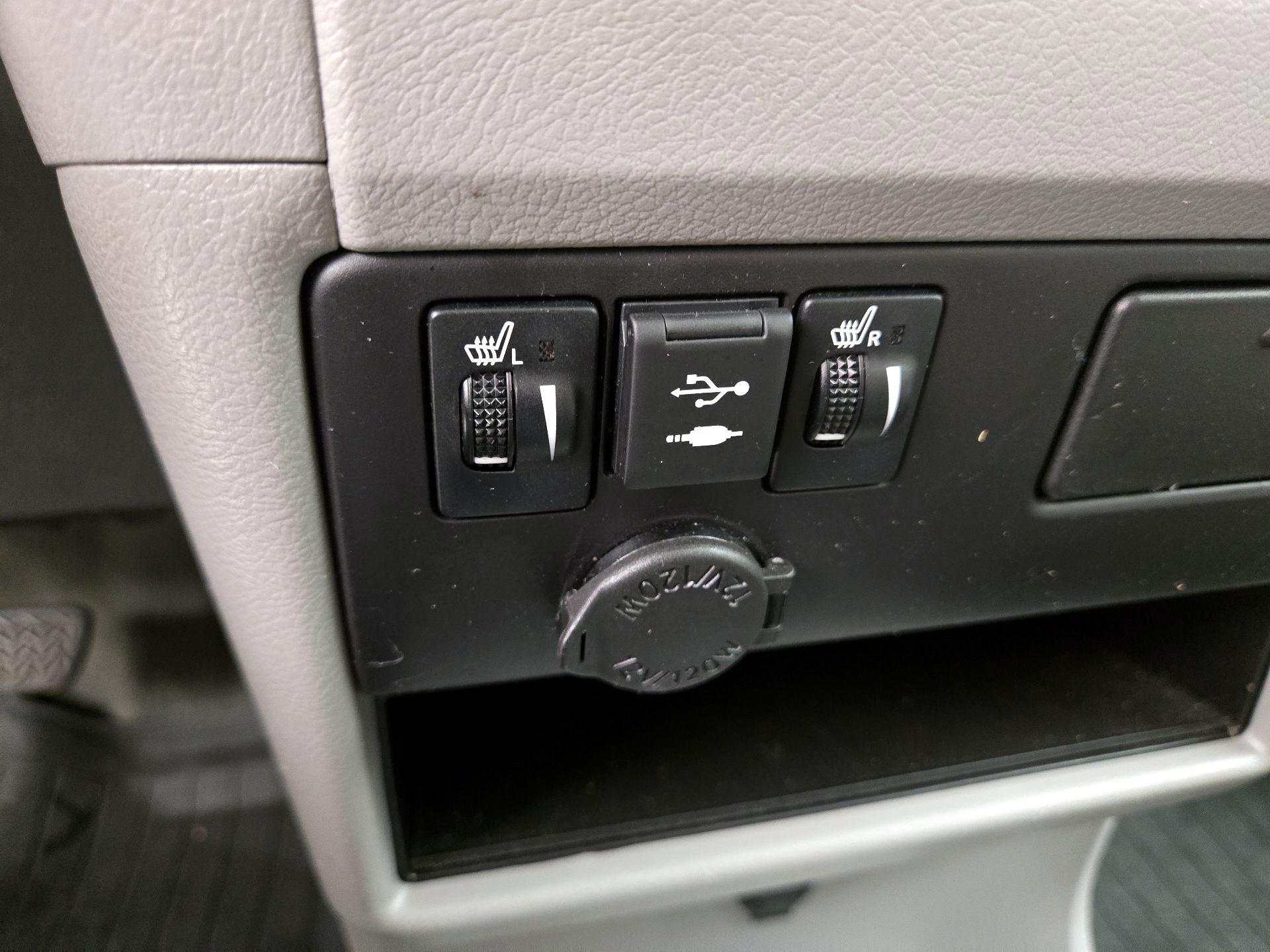 Thumbnail: 2018 Toyota Sienna - 18