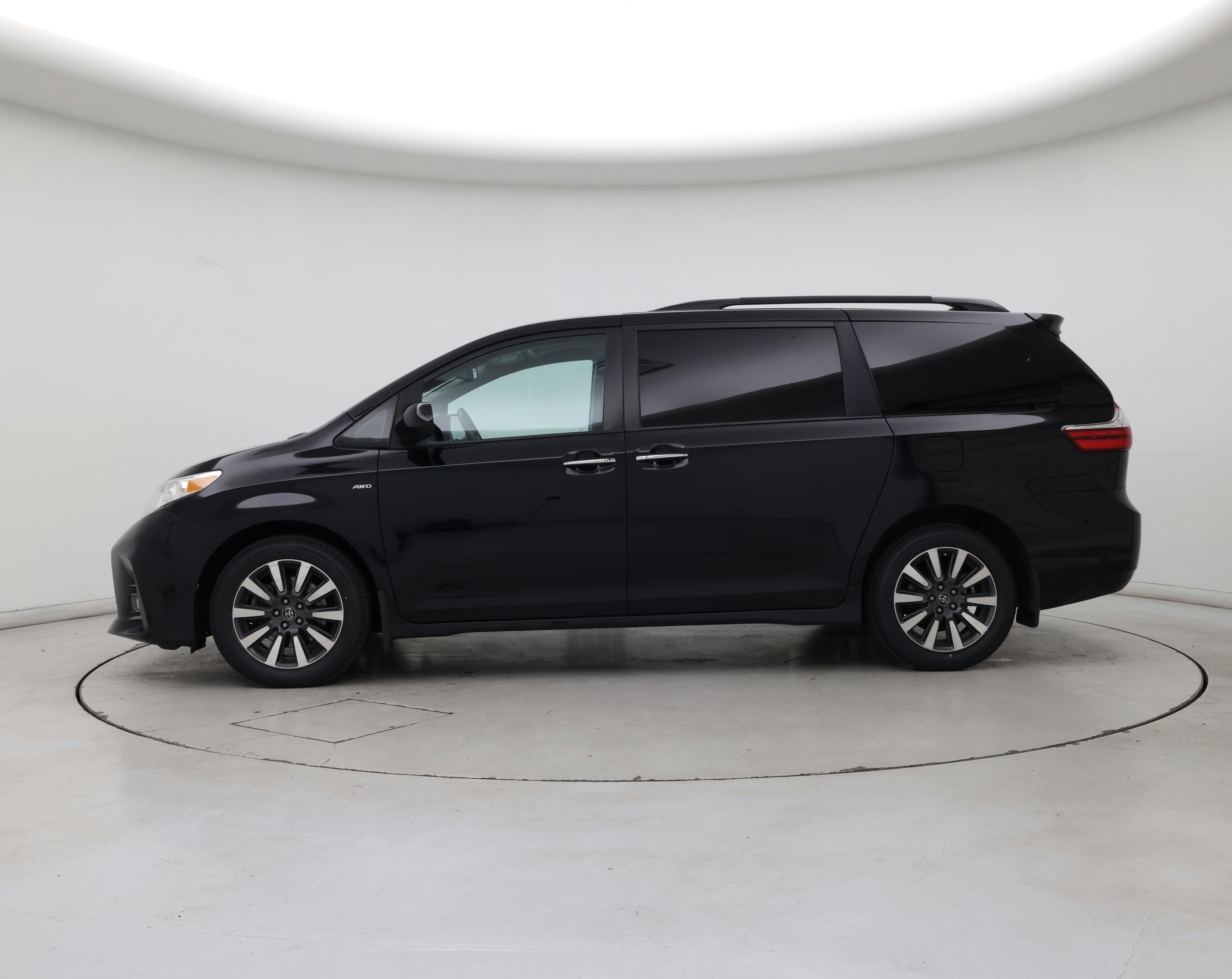Thumbnail: 2018 Toyota Sienna - 3