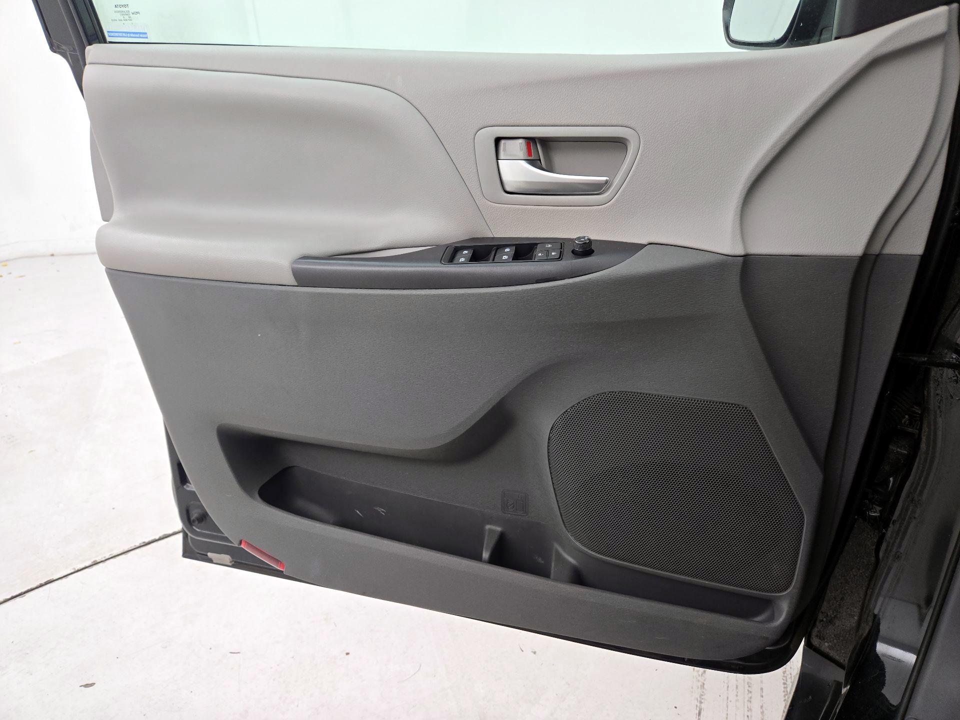 Thumbnail: 2018 Toyota Sienna - 12