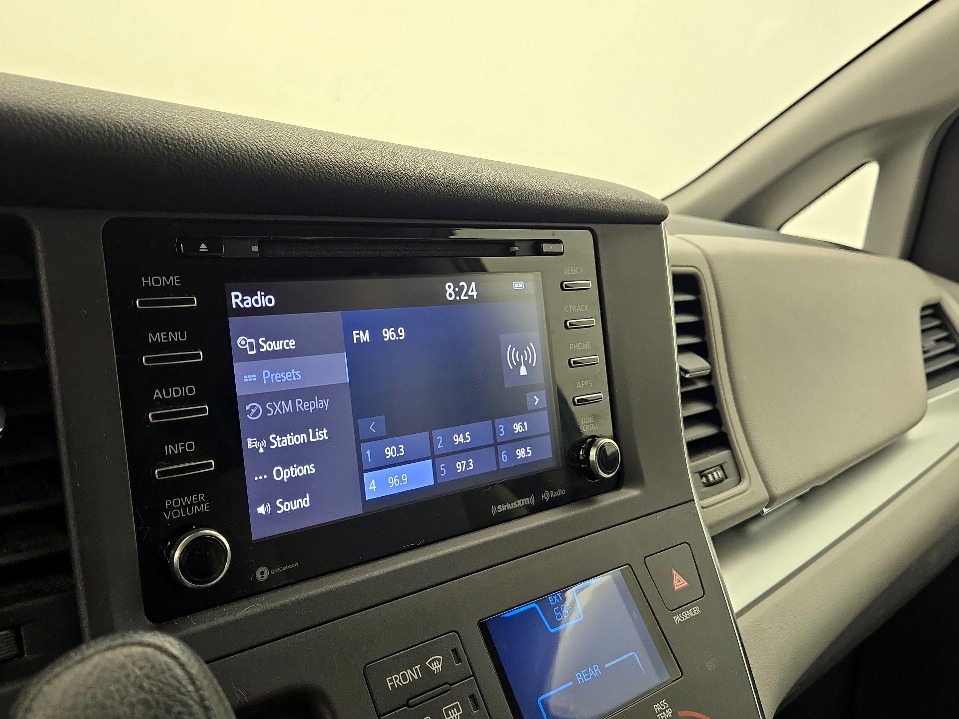 Thumbnail: 2018 Toyota Sienna - 15