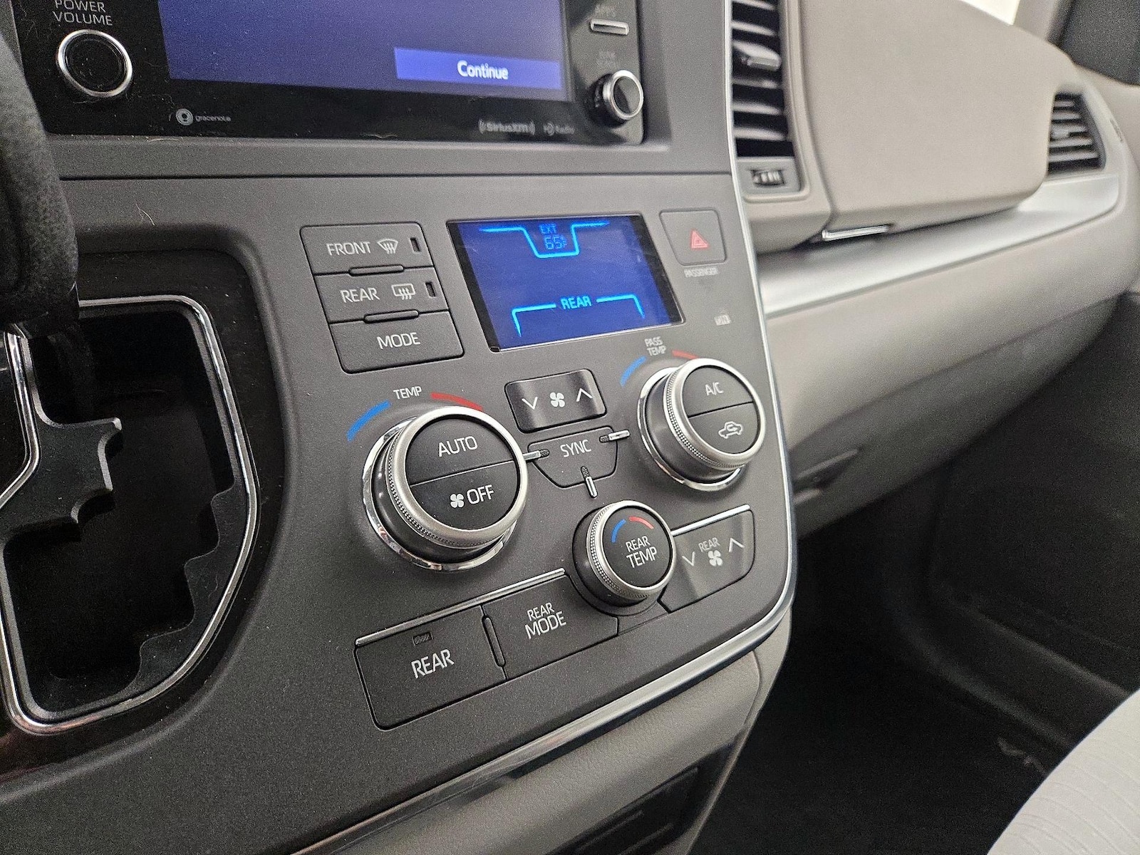 2018 Toyota Sienna LE - Photo 17