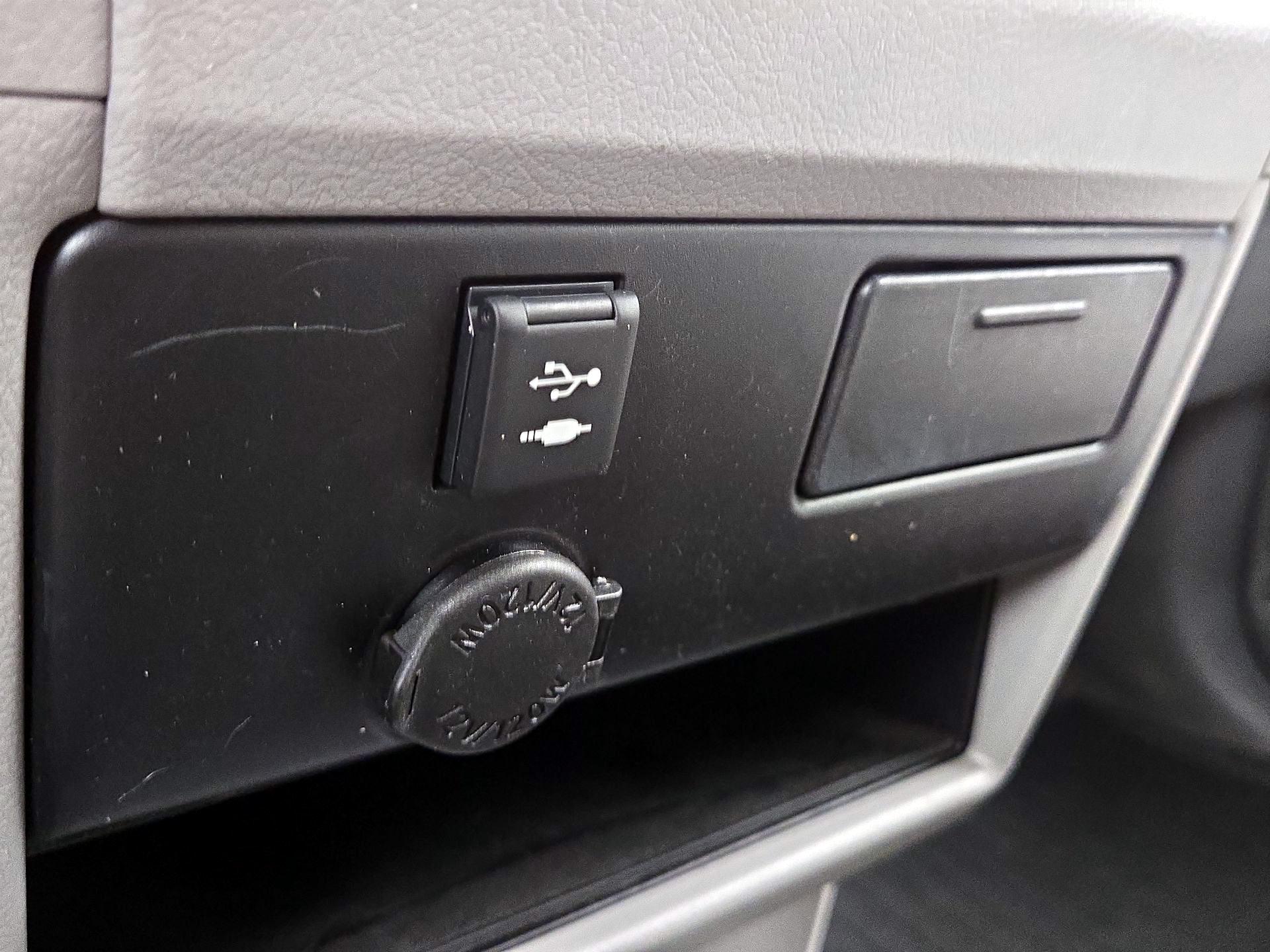 Thumbnail: 2018 Toyota Sienna - 18