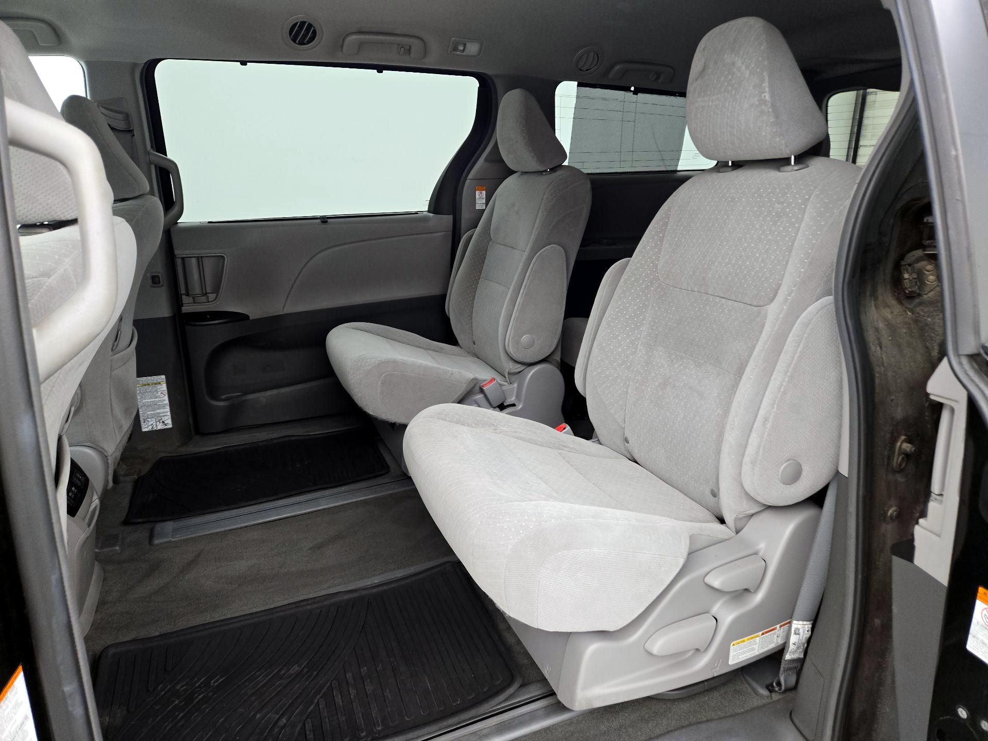 Thumbnail: 2018 Toyota Sienna - 19