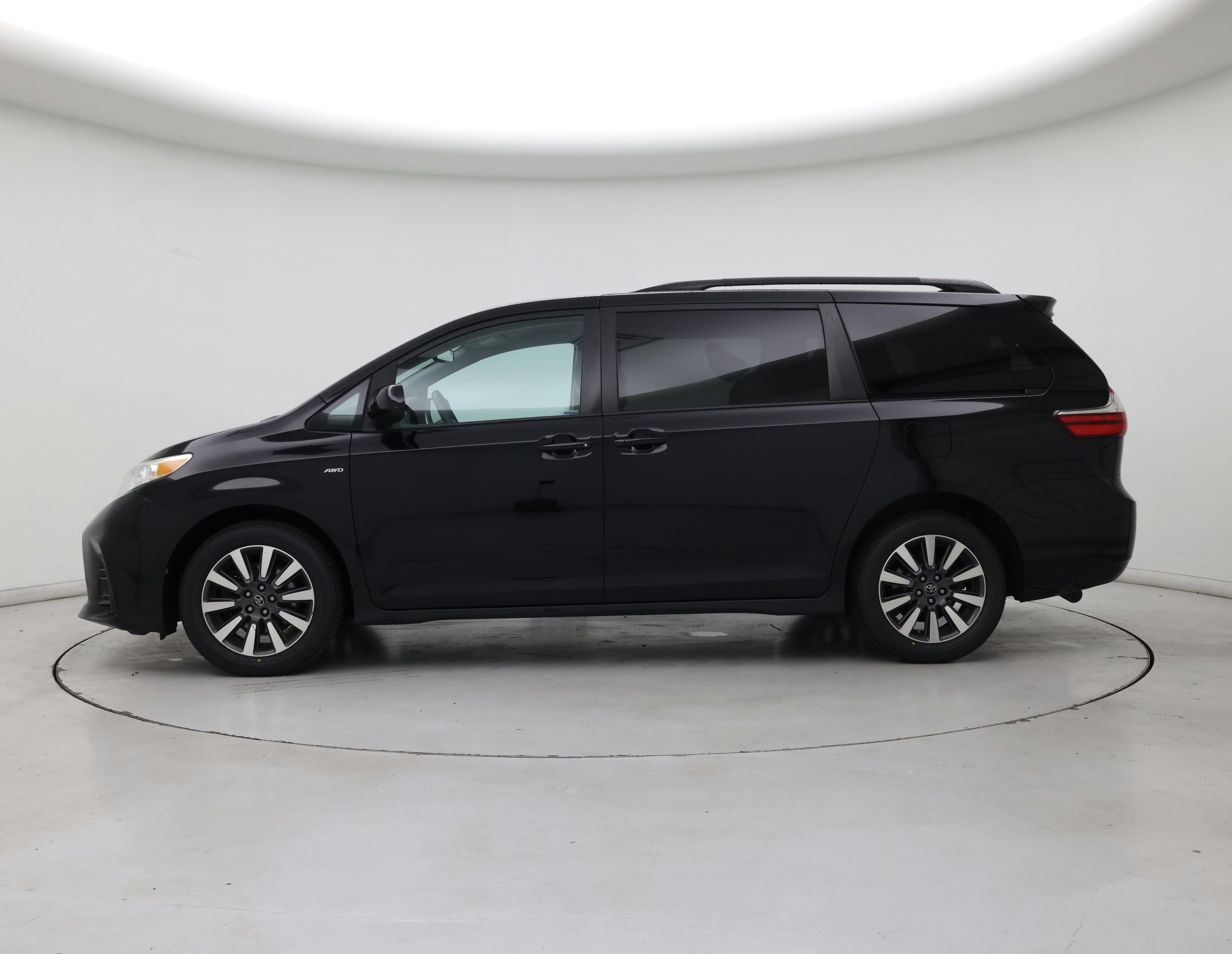 Thumbnail: 2018 Toyota Sienna - 3
