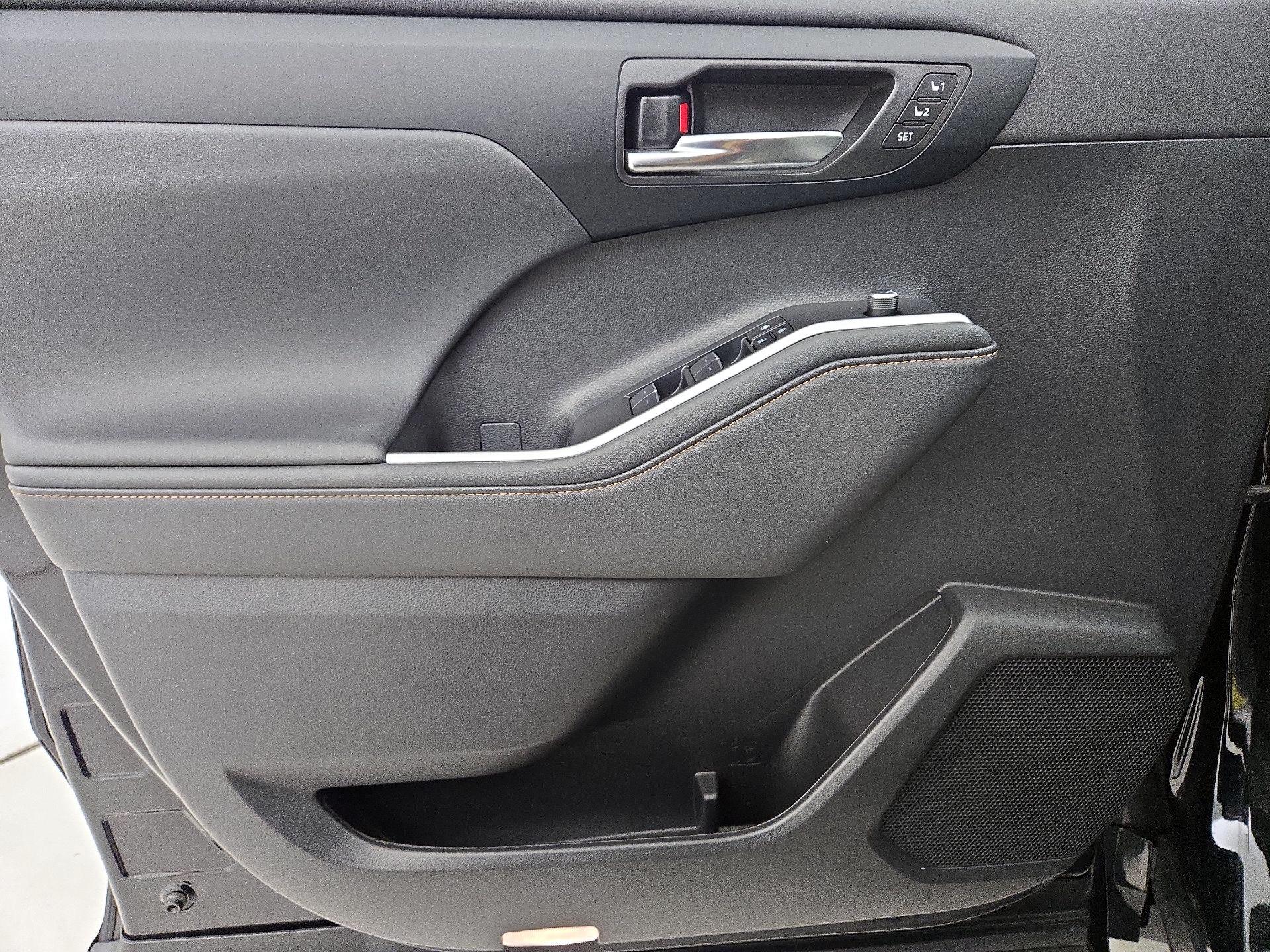 Thumbnail: 2023 Toyota Highlander - 12