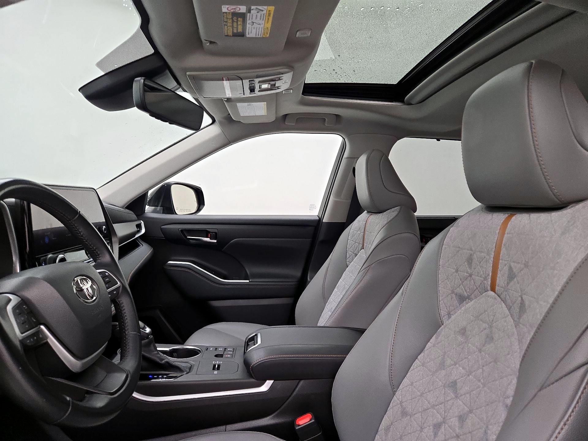 Thumbnail: 2023 Toyota Highlander - 18