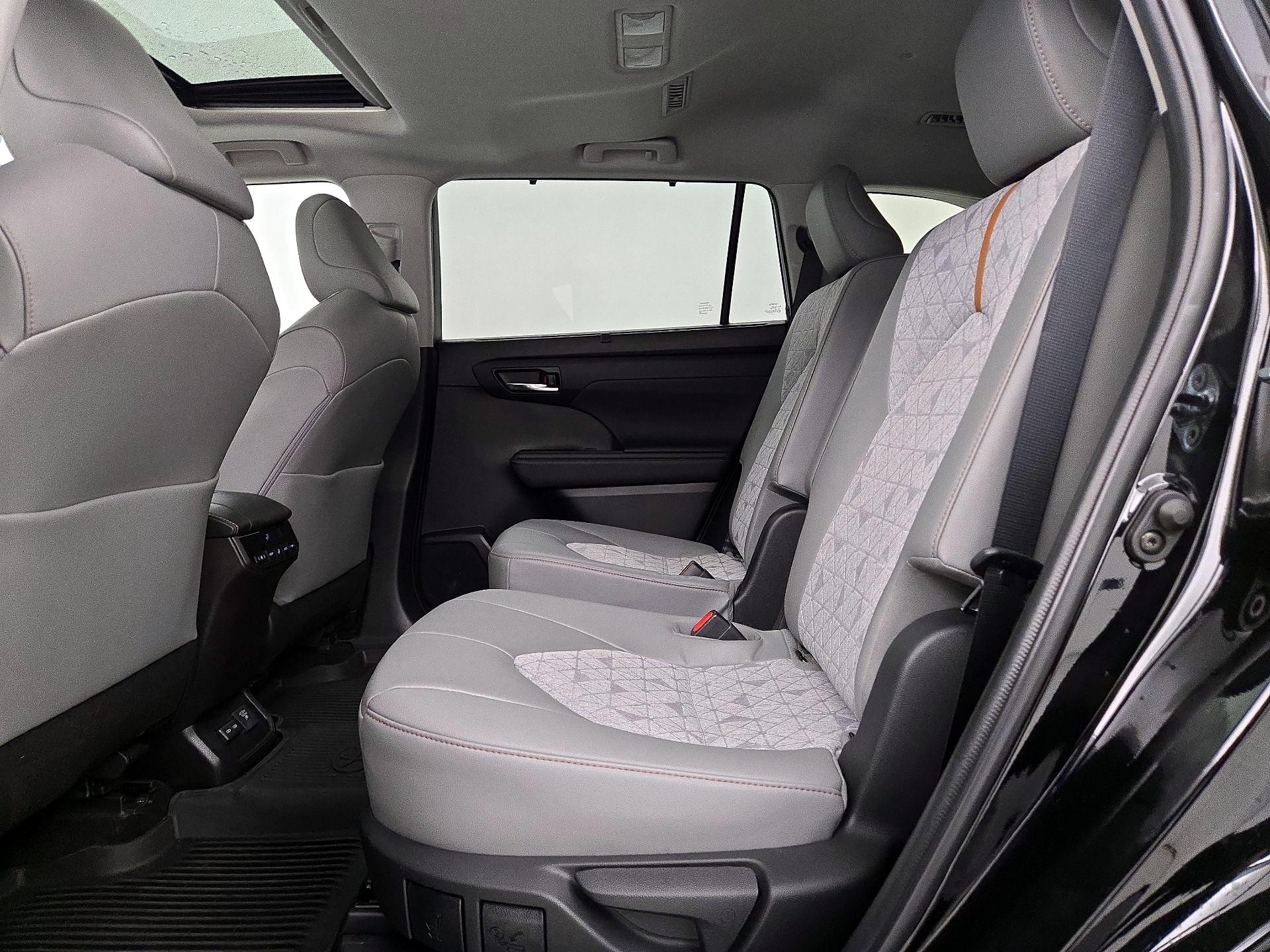 Thumbnail: 2023 Toyota Highlander - 19