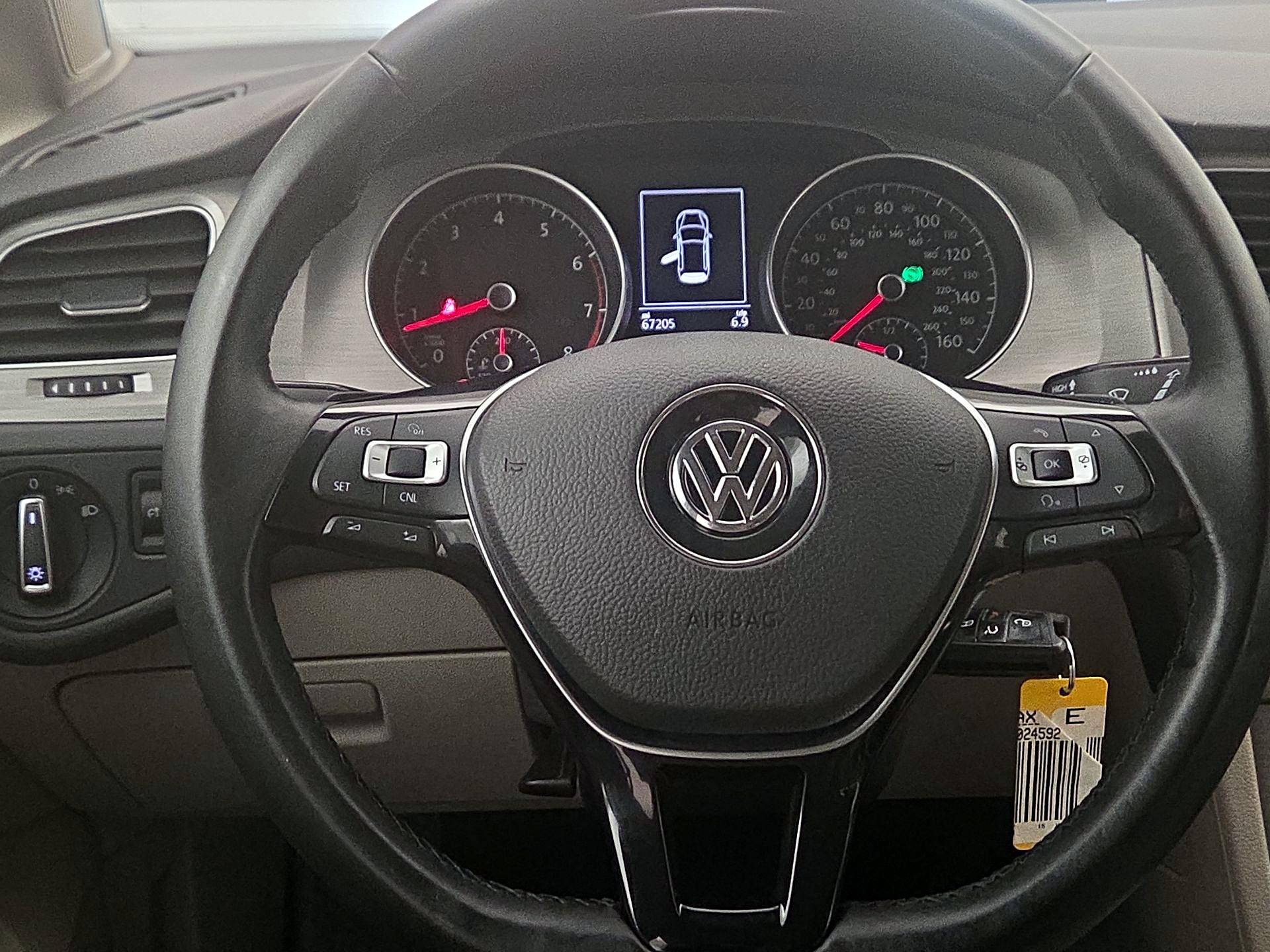 Thumbnail: 2015 Volkswagen Golf - 10