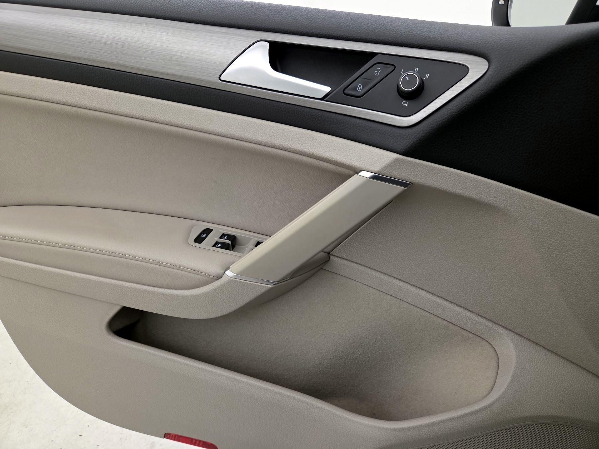 Thumbnail: 2015 Volkswagen Golf - 12