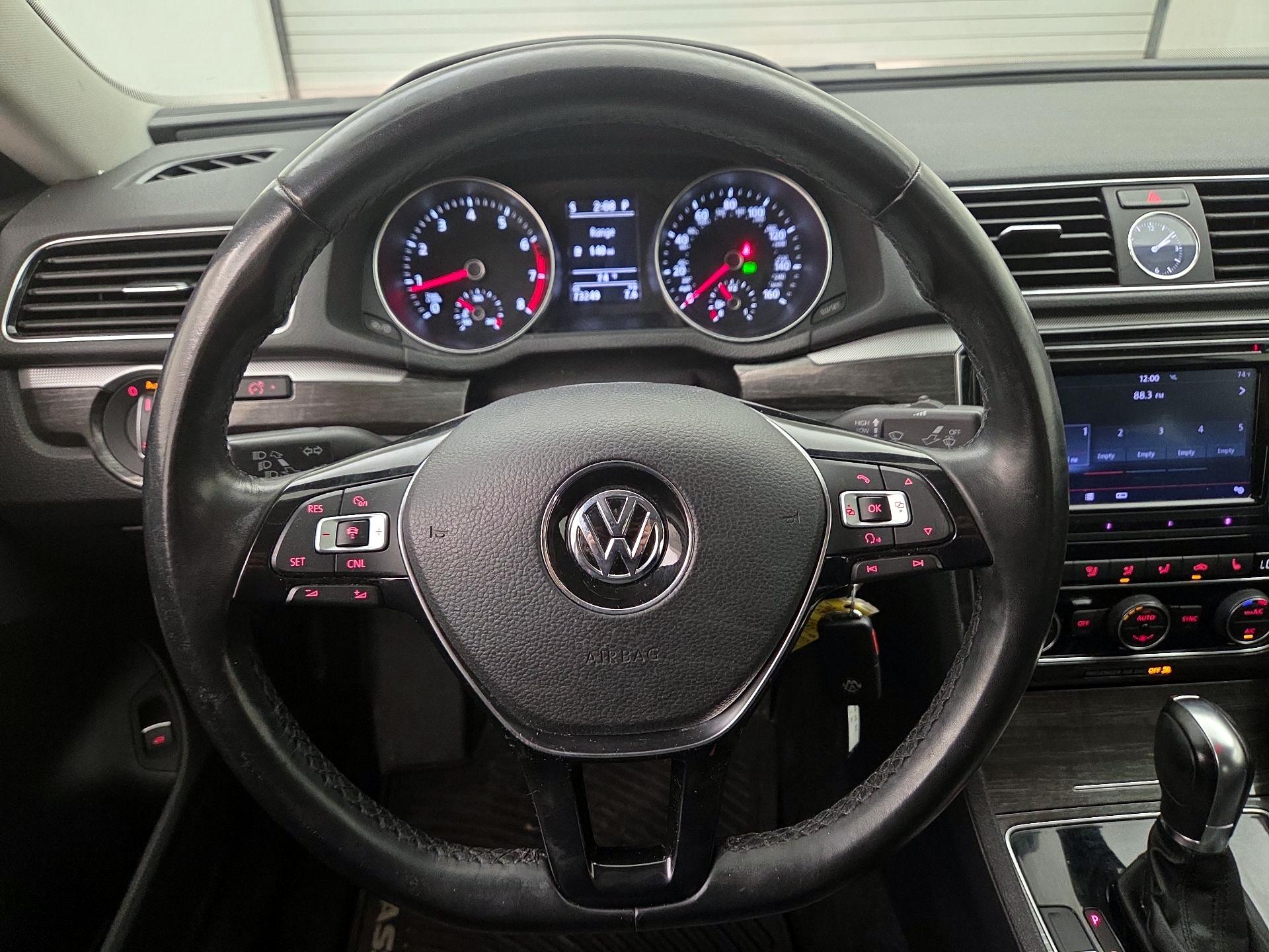 Thumbnail: 2016 Volkswagen Passat - 10