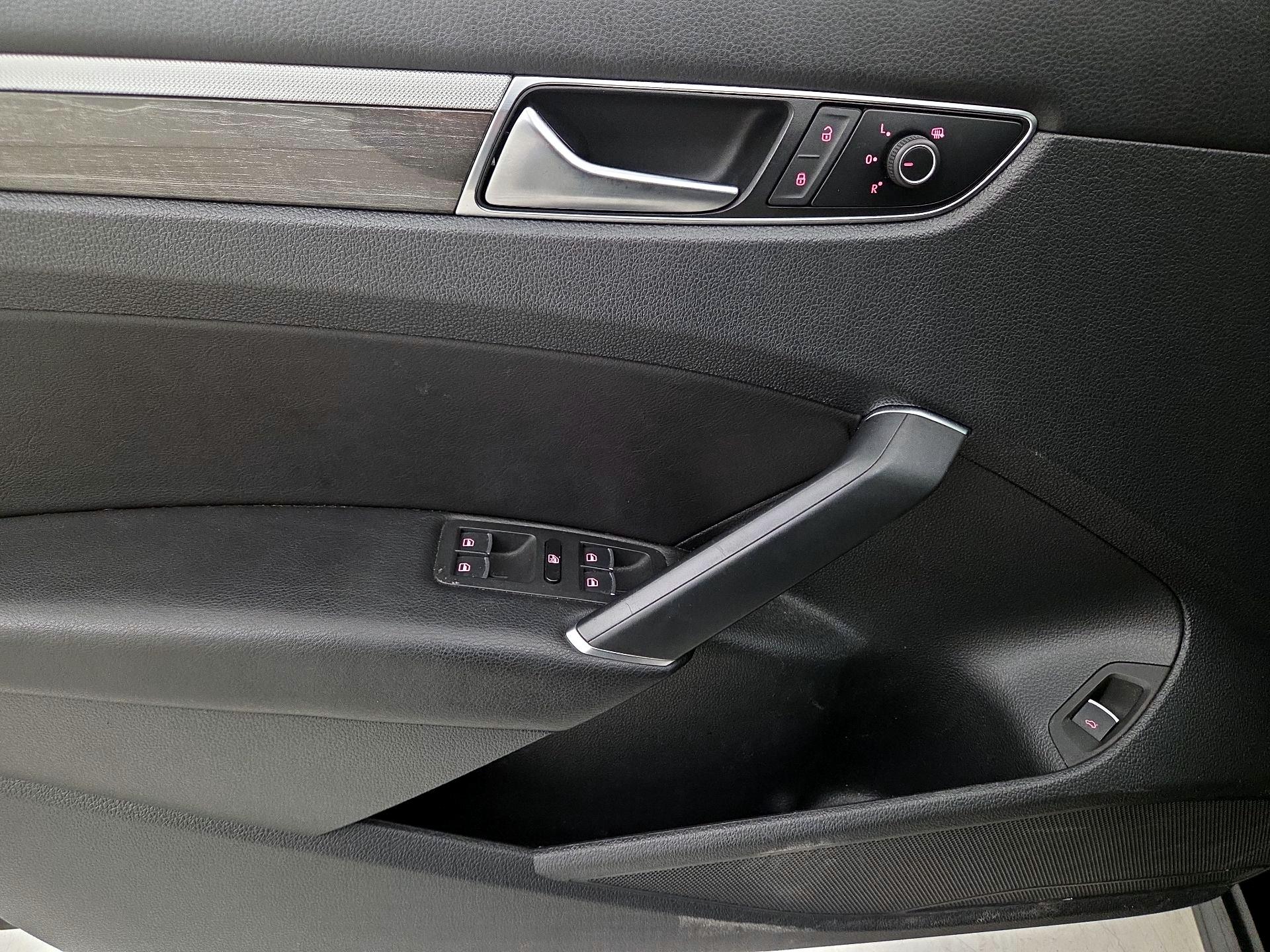 Thumbnail: 2016 Volkswagen Passat - 12