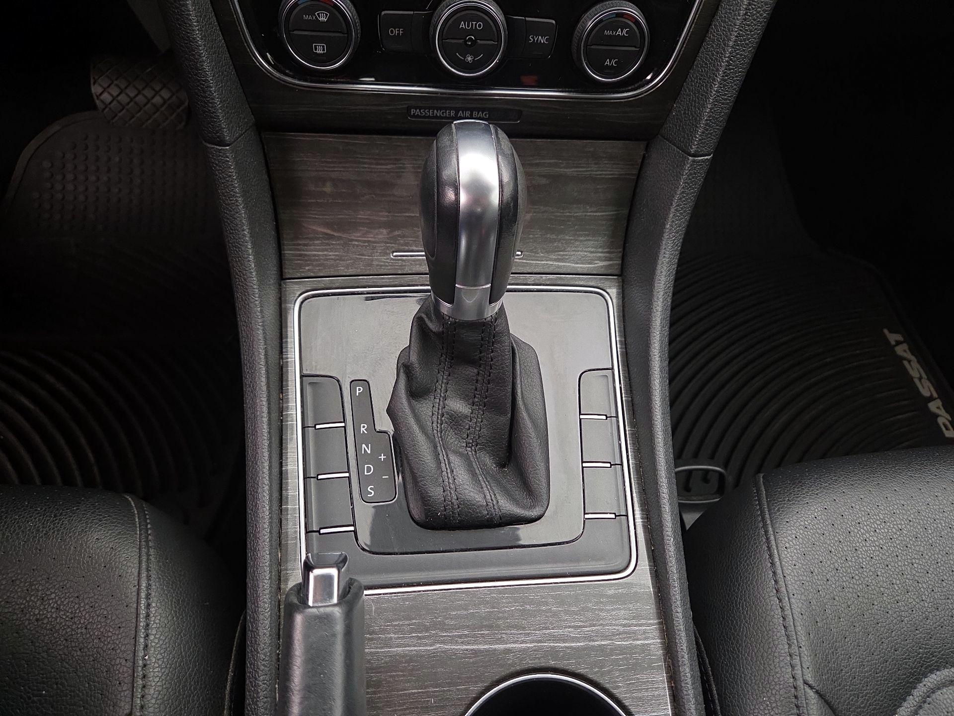 Thumbnail: 2016 Volkswagen Passat - 17