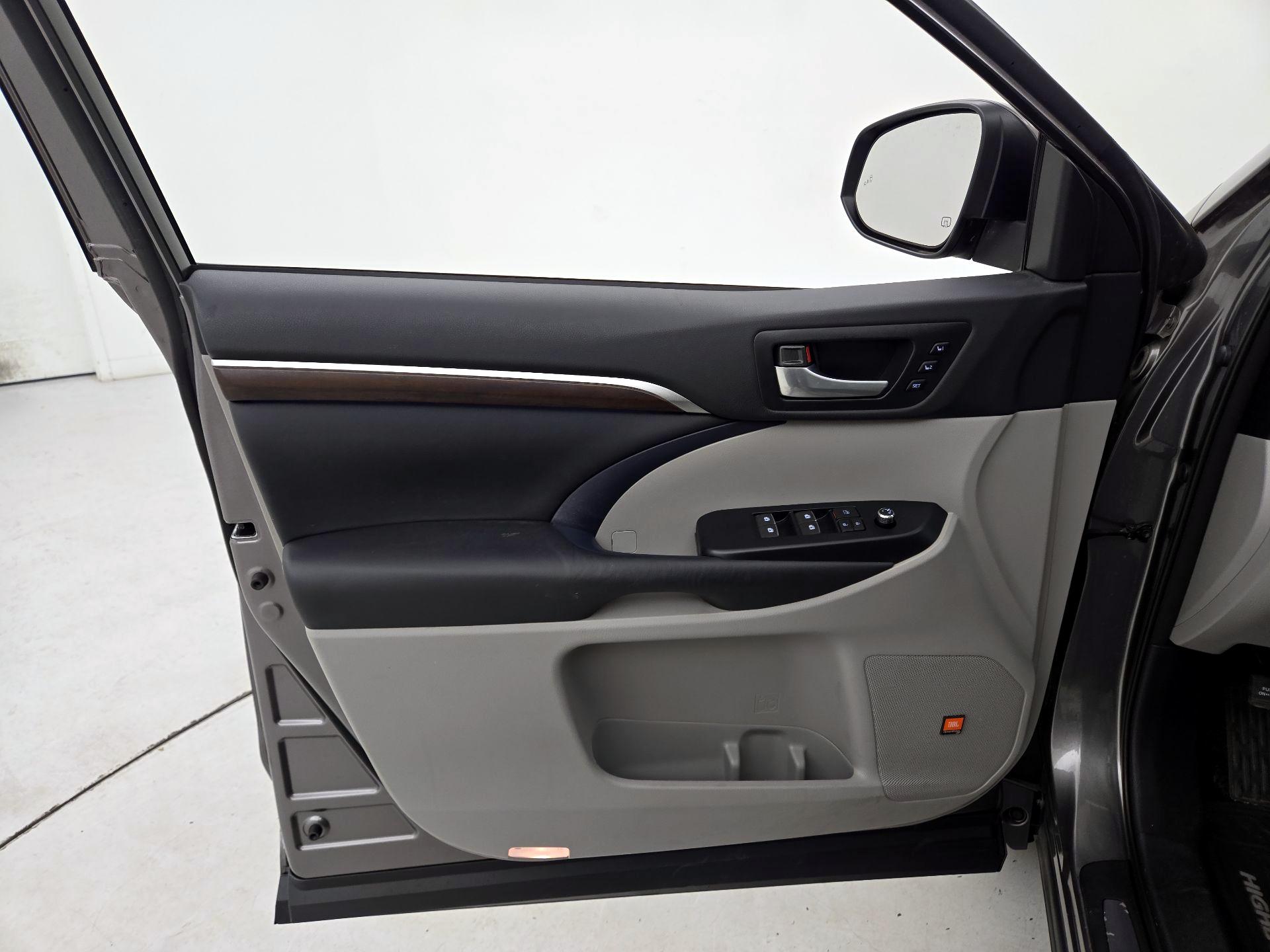 Thumbnail: 2015 Toyota Highlander - 12