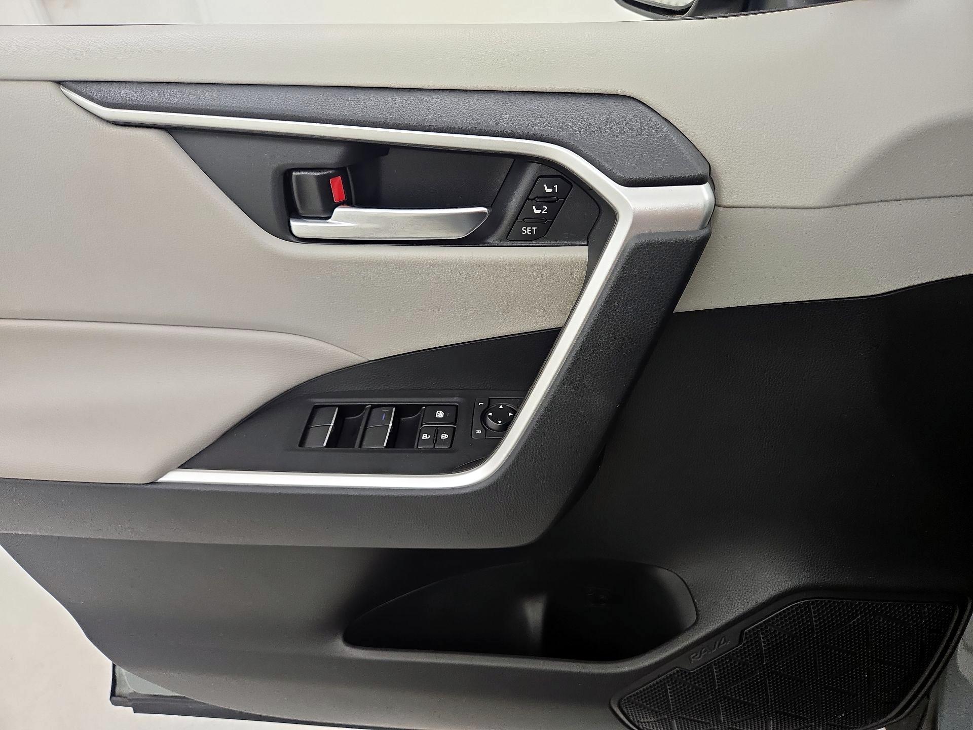 Thumbnail: 2019 Toyota RAV4 - 12