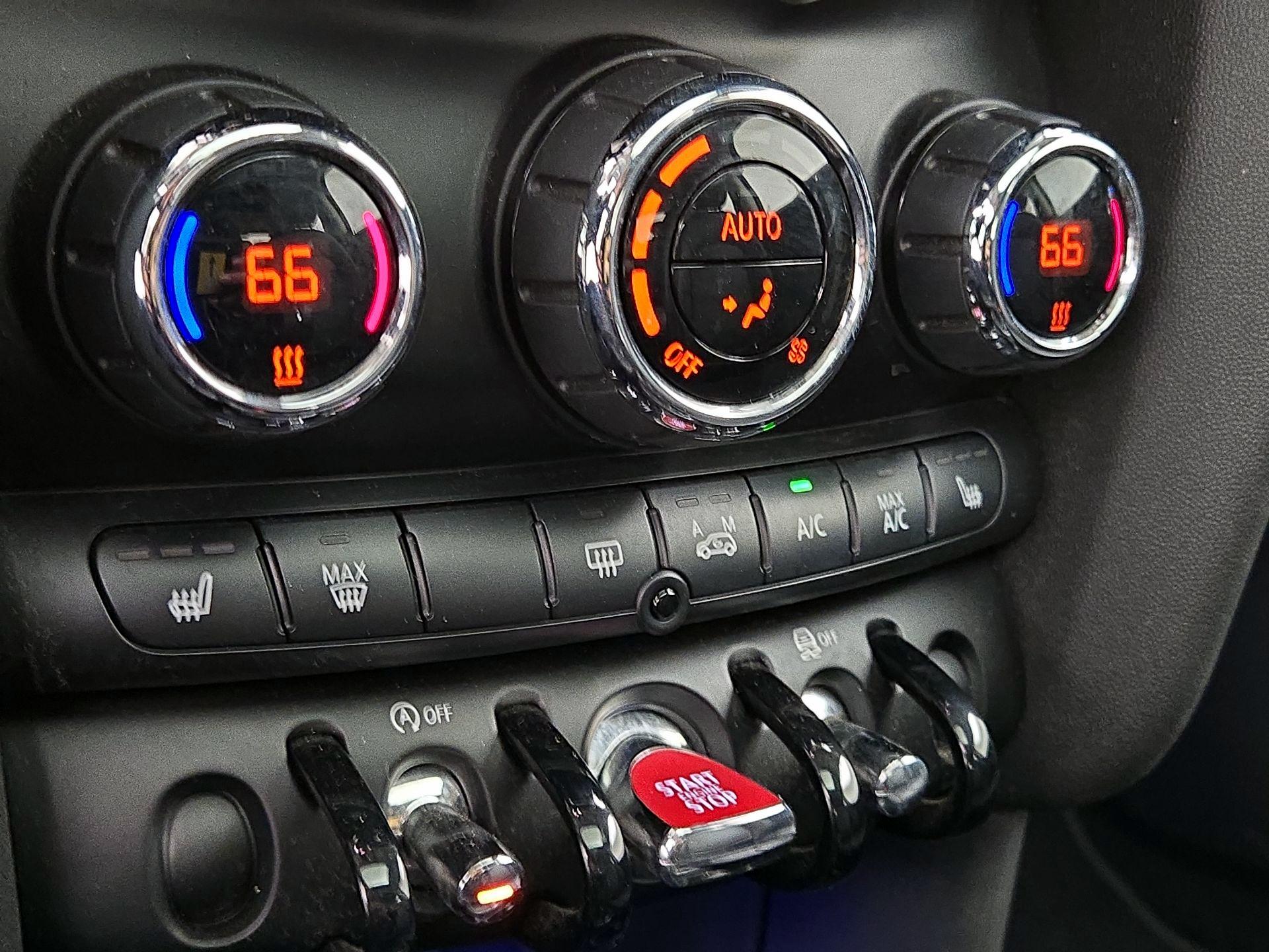 Thumbnail: 2015 MINI Cooper Hardtop - 14